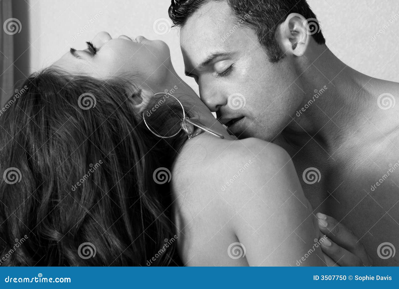 парень целует в грудь что это значит фото 17