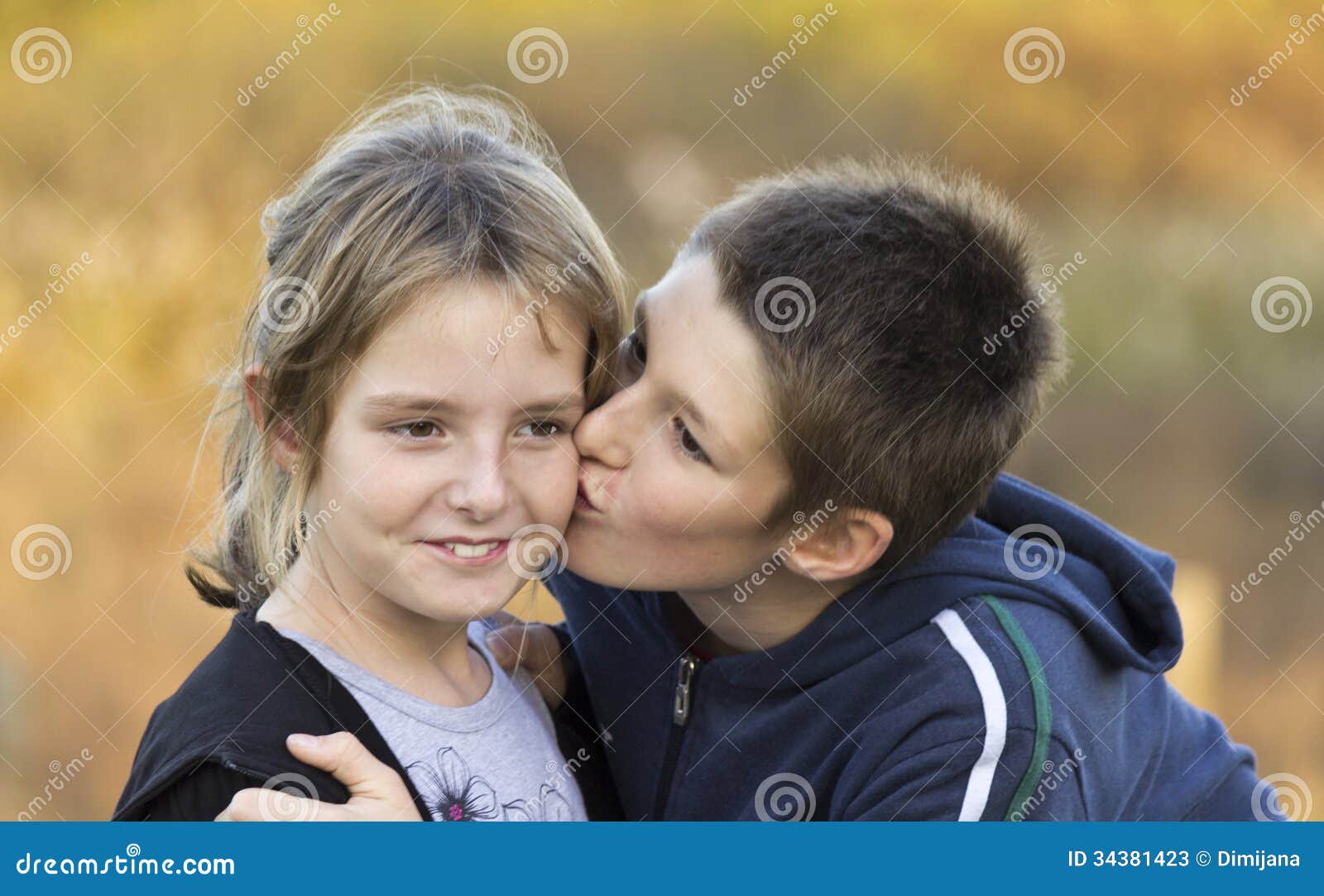 Boys kiss girls. Поцелуй детей в школе. Мальчик целует девочку в школе. Поцелуй в щечку дети школа. Поцелуи детей 12 лет в школе.