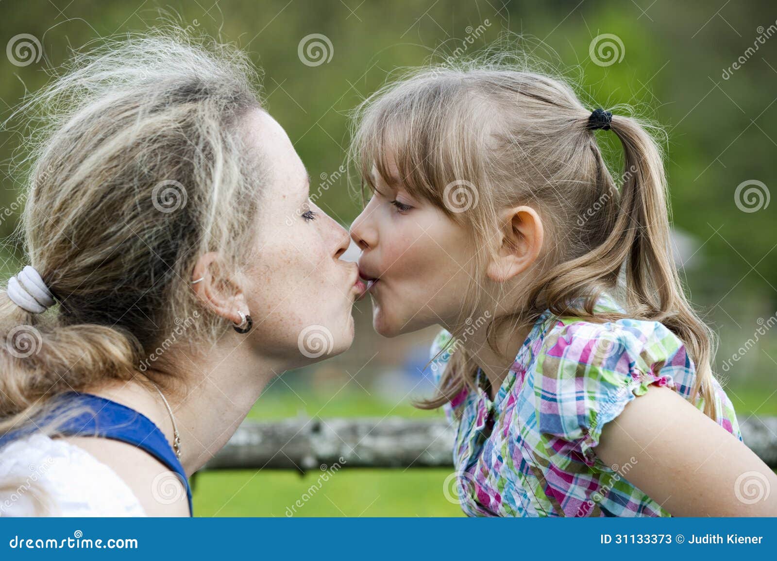 Мама и дочка целуются