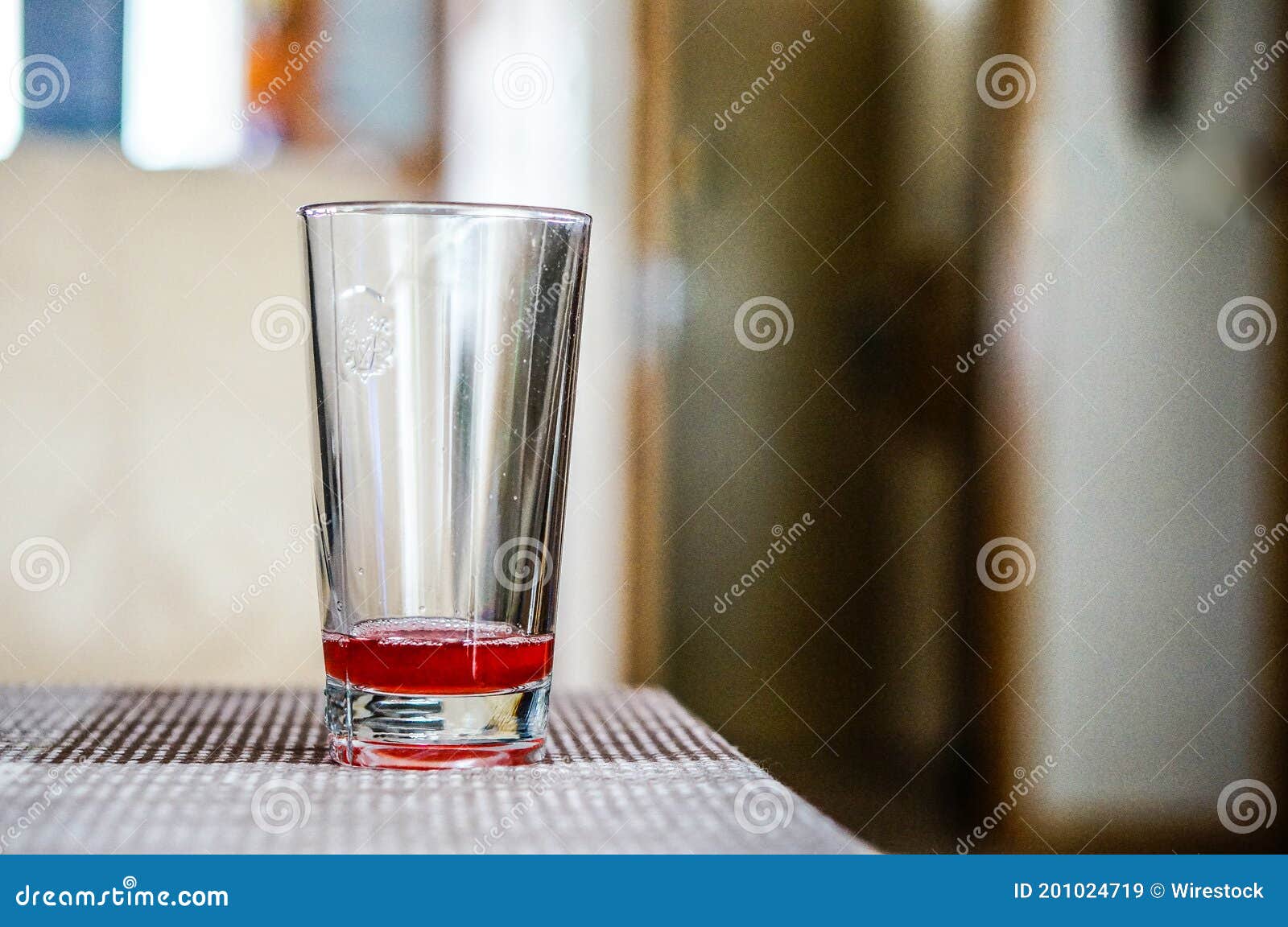 Неси пустой стакан. Пустой стакан на столе. Почти пустой стакан. Пустой стакан на столе примета. Пустой стакан фото.