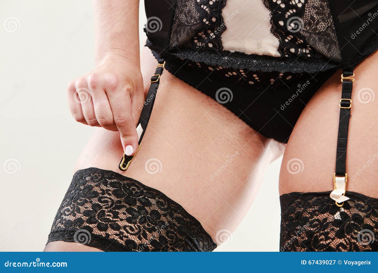 Пояс и чулки подвязки носки женщины Стоковое Изображение - изображение насчитывающей женщина, подвязка: 67439027