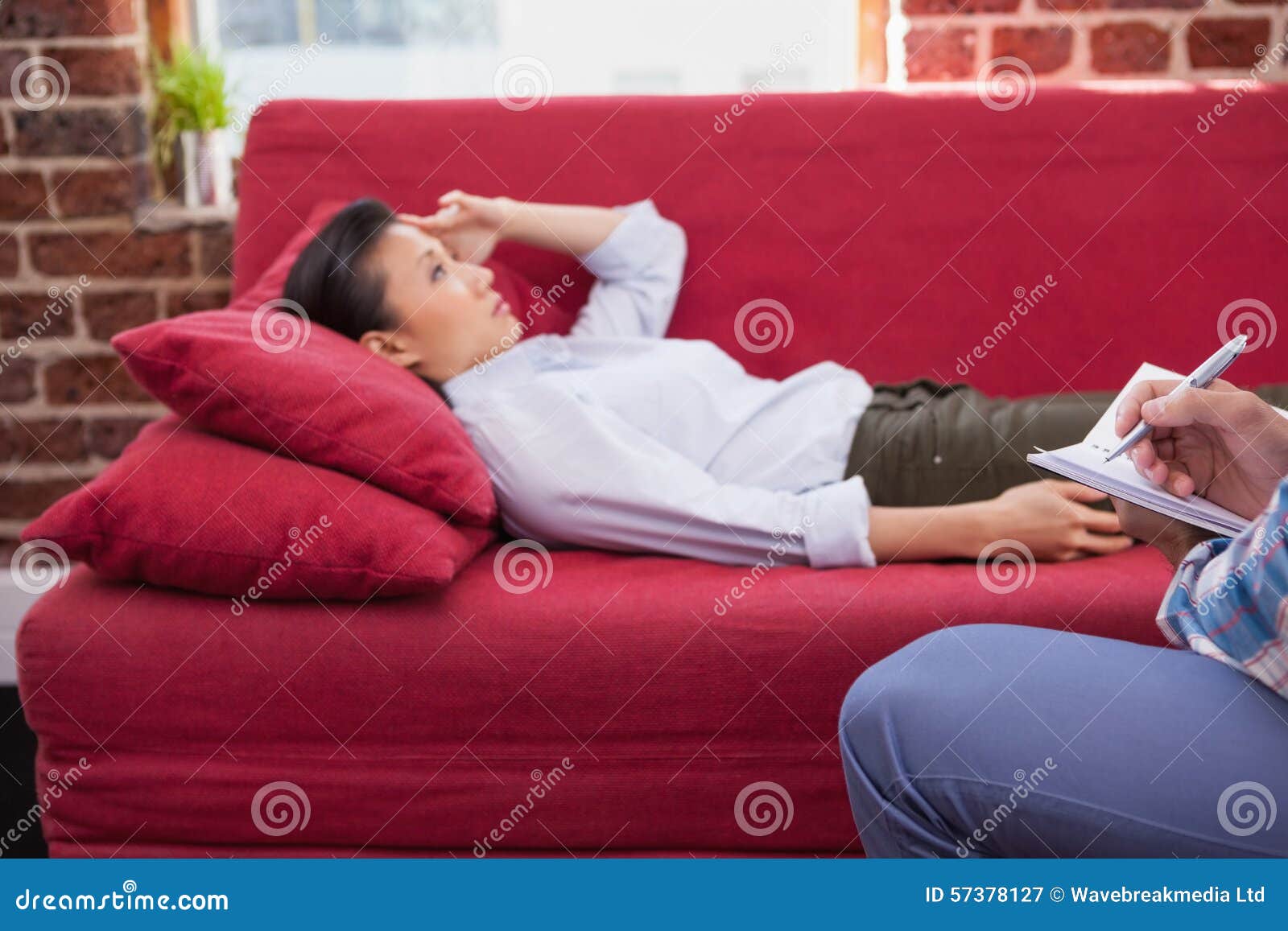 Лежал или лижал. Подросток лежит на диване. Фотосессия депрессия. Пресс лежа на диване. Софа спать.