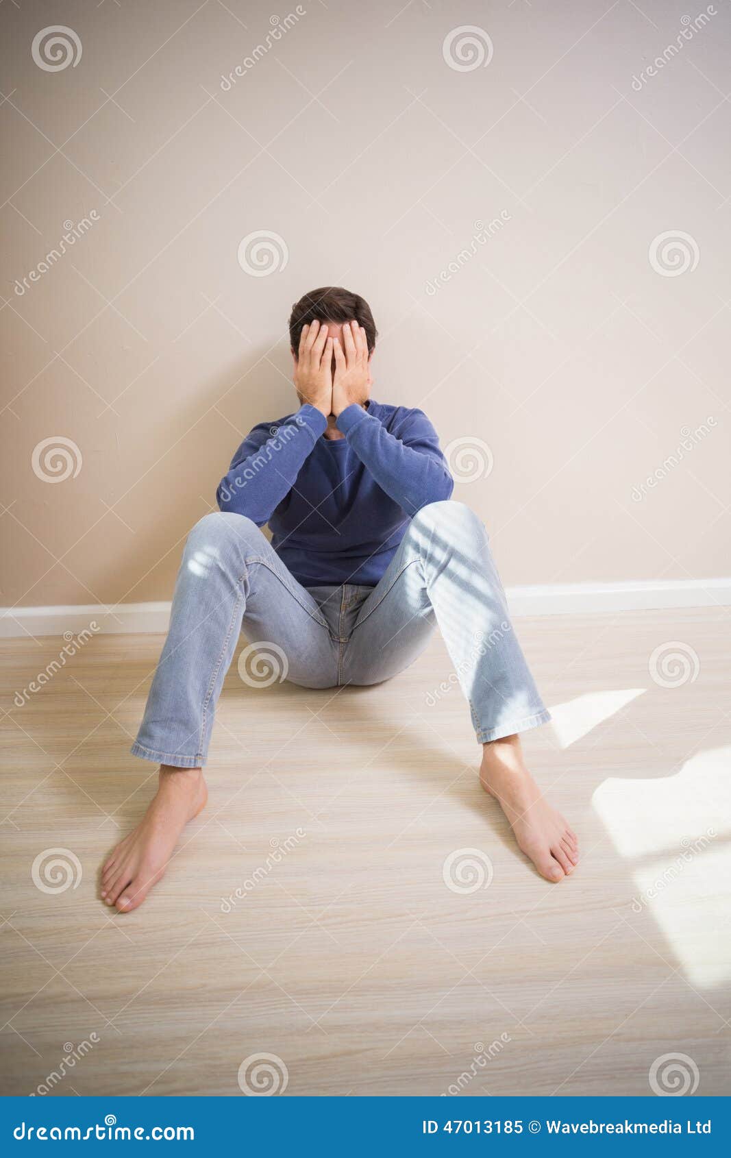 Человек в интерьере. Сидит в комнате. Стулья для дома. Человек сидит на полу. Злодей сидит в кресле.