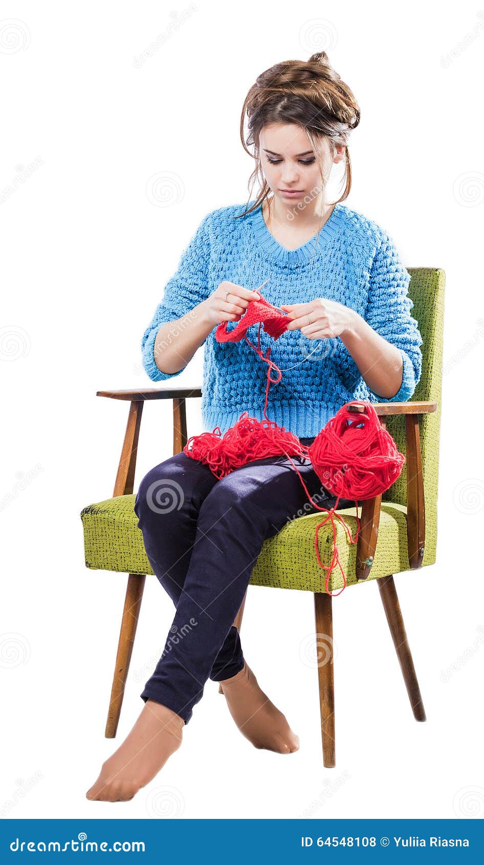 Магазин по вязанию. Мужчина вяжет крючком. Сайт сижу вяжу. Сижу вяжу. Открытка пряжа.