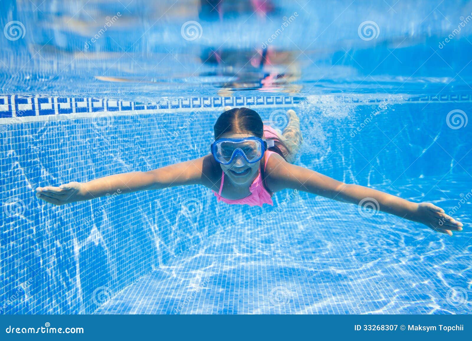 Температура после бассейна. Глаз бассейн. Костюм для пловцов после бассейна. Красные глаза в бассейне фото.