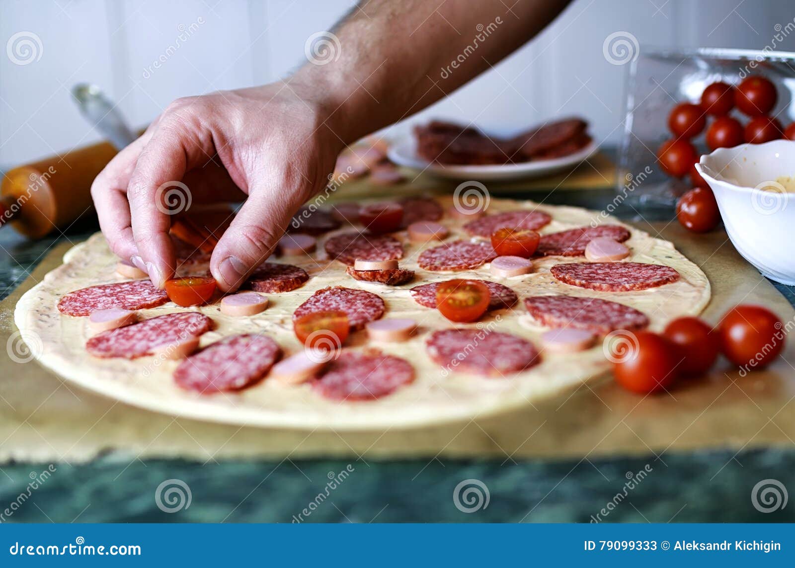 приготовление пиццы начинка с колбасой фото 49