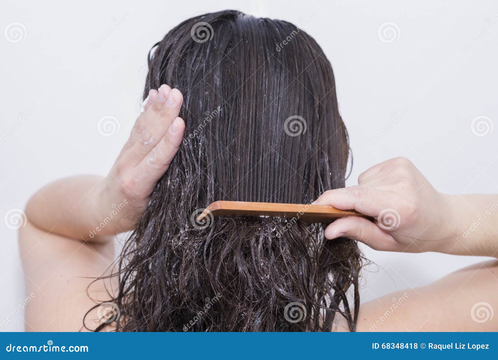 Почему нельзя расчесывать мокрые. Расчесывать волосы. Расчесывание мокрых волос. Расчесывает запутанные волосы. Волосы не расчесываются.