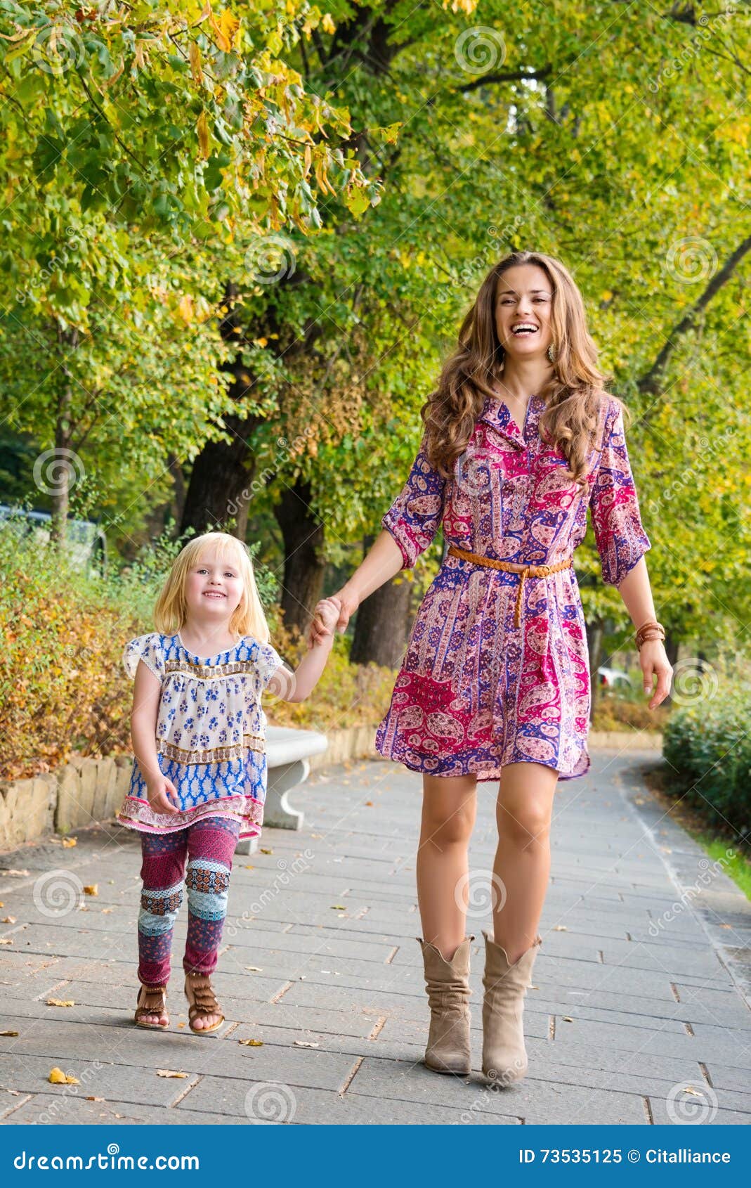 мама с дочкой гуляют