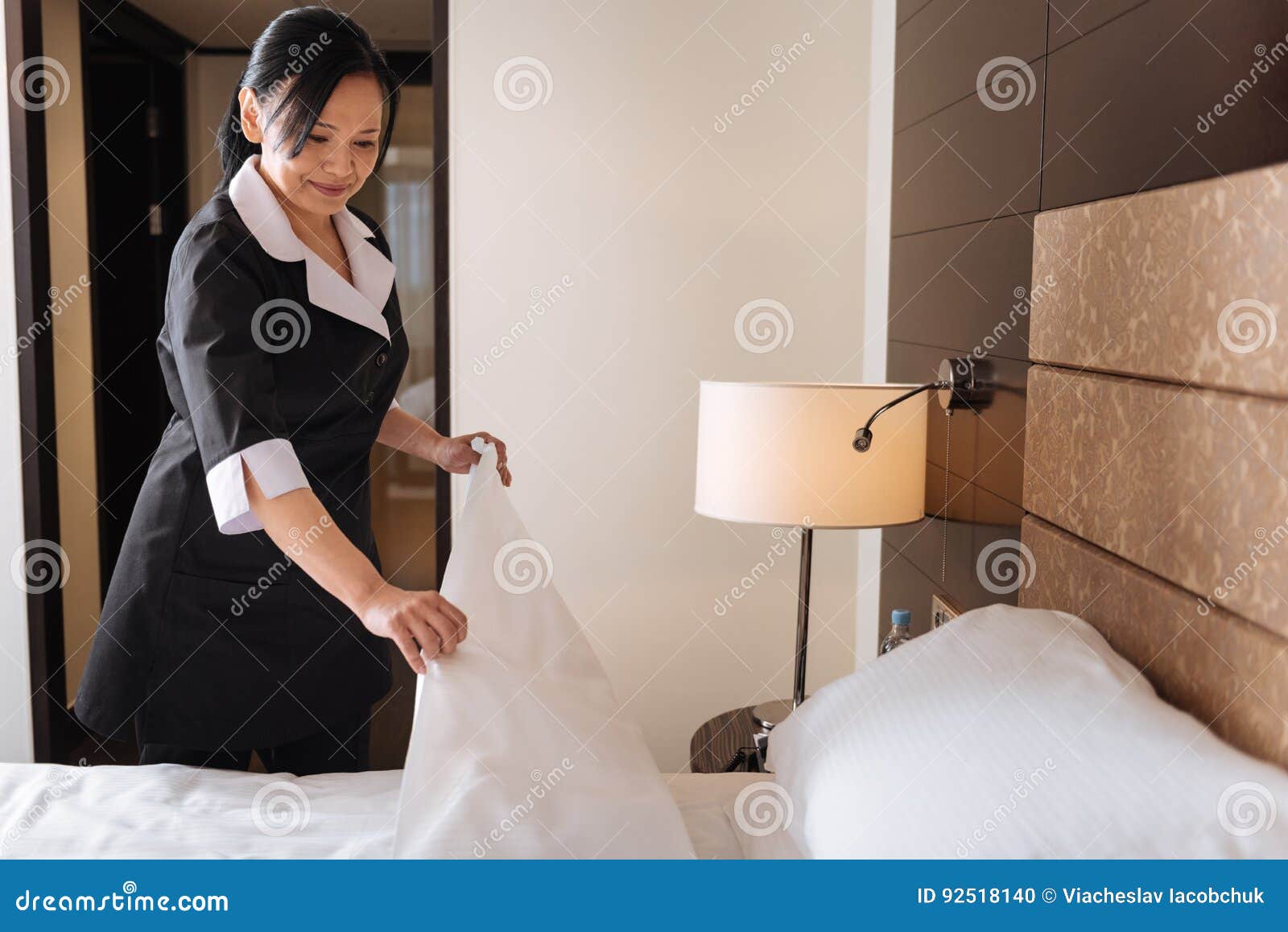 горничная подсматривала