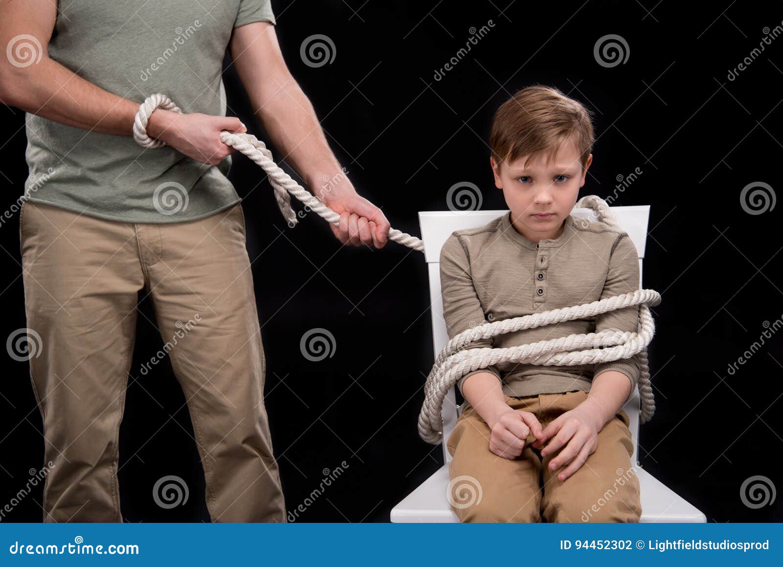 Фото связанных детей. Связанные дети на кровати. Связанные руки веревкой. Связанные веревкой дети. Мальчик похитил мальчика.