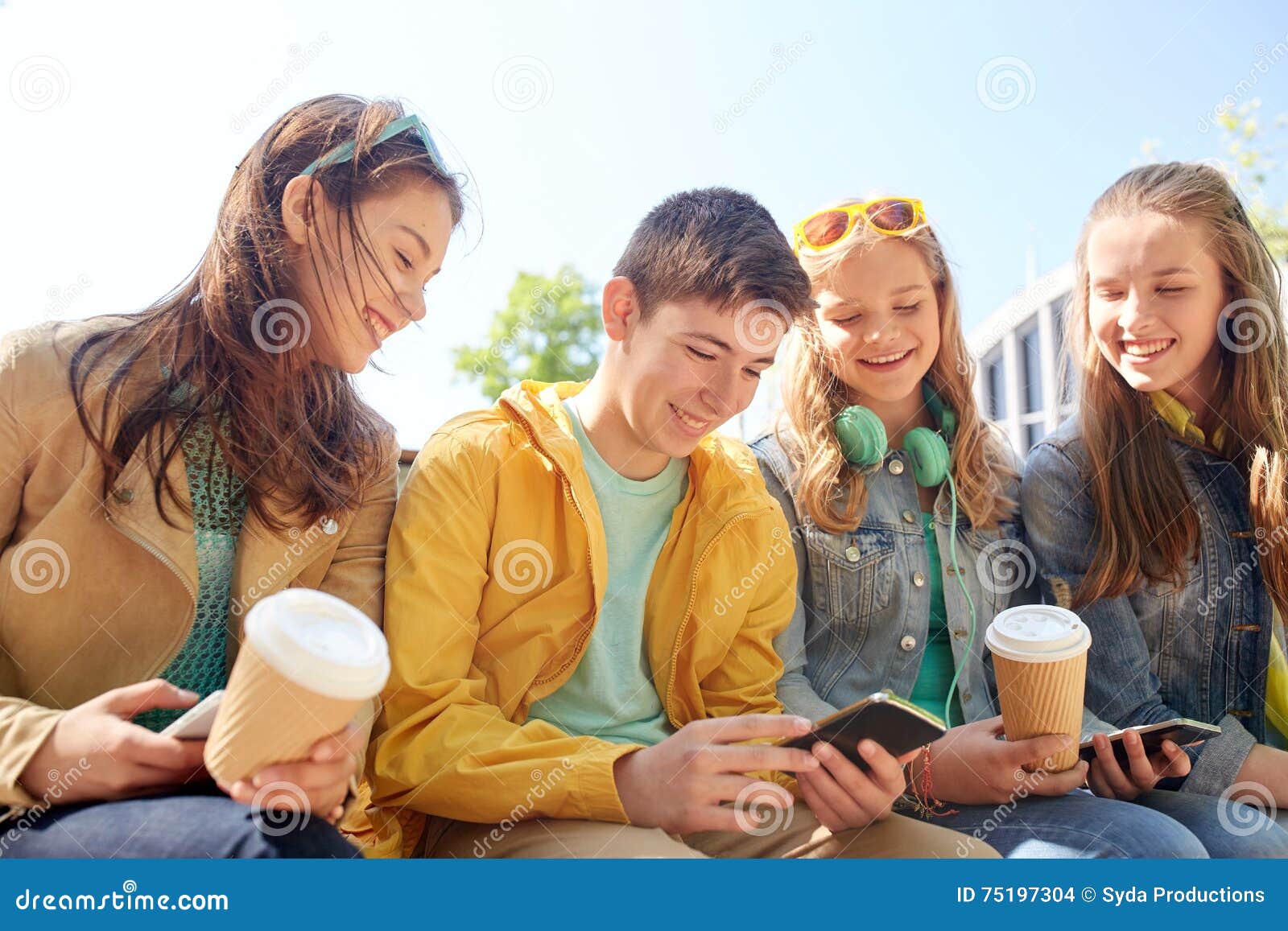 Можно подросткам пить кофе. Подростки пьют кофе. Подростки пьют чай. Студент с кофе. Фотография подростков пьющих кофе.