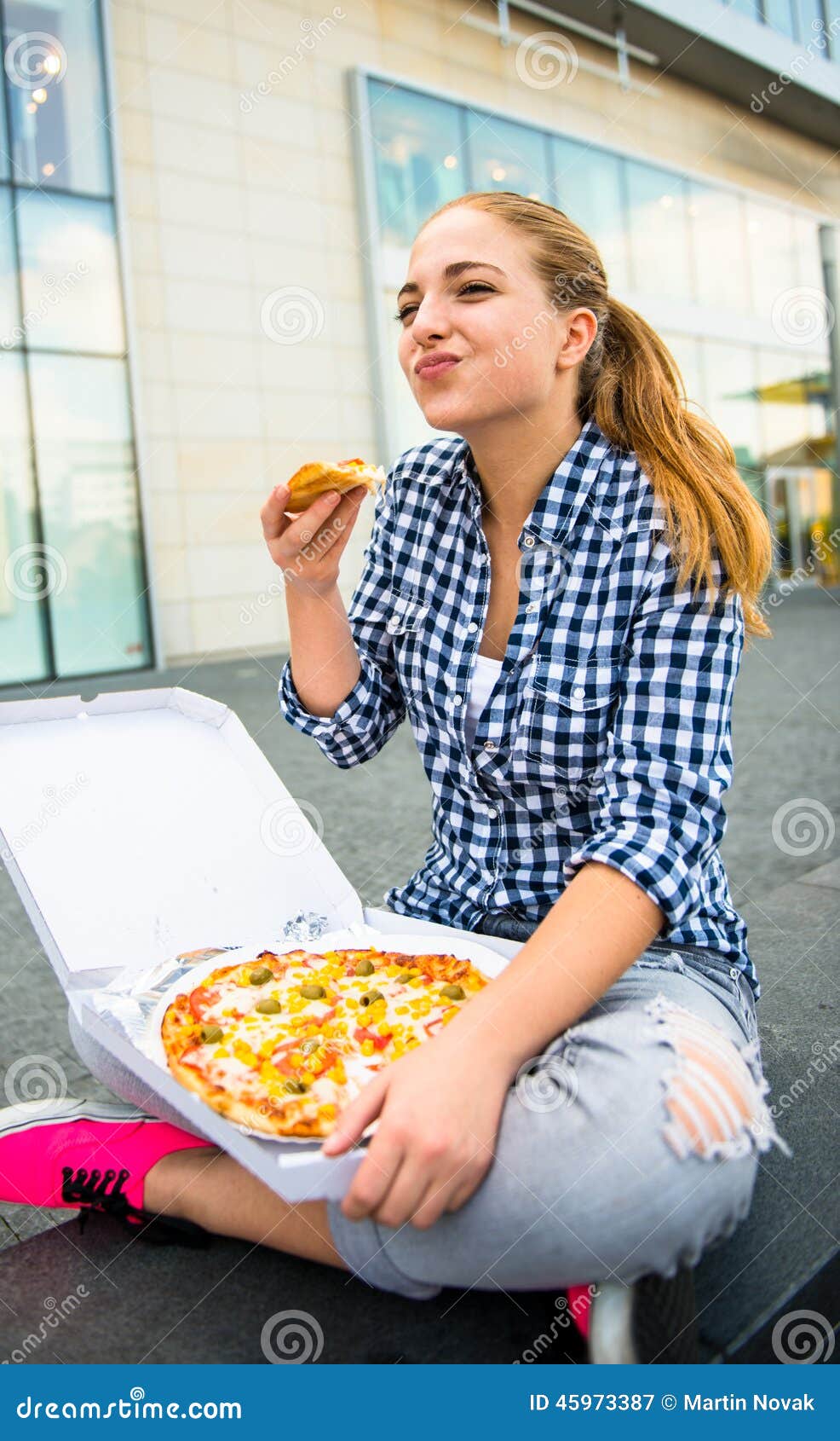 фотосессия с пиццей на улице фото 2