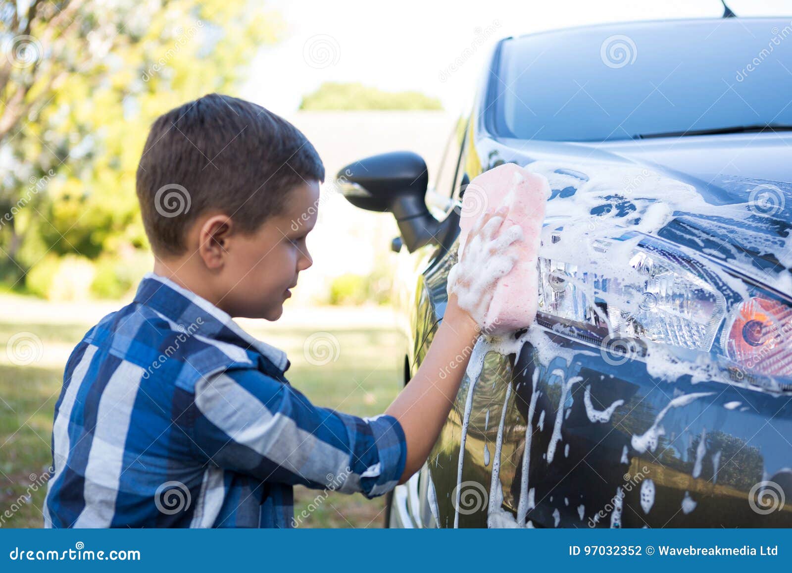 Песни мальчик на машине. Мальчик моет машину. Мойка автомобилей подростками. Дети моют машину. Подросток моет машину.