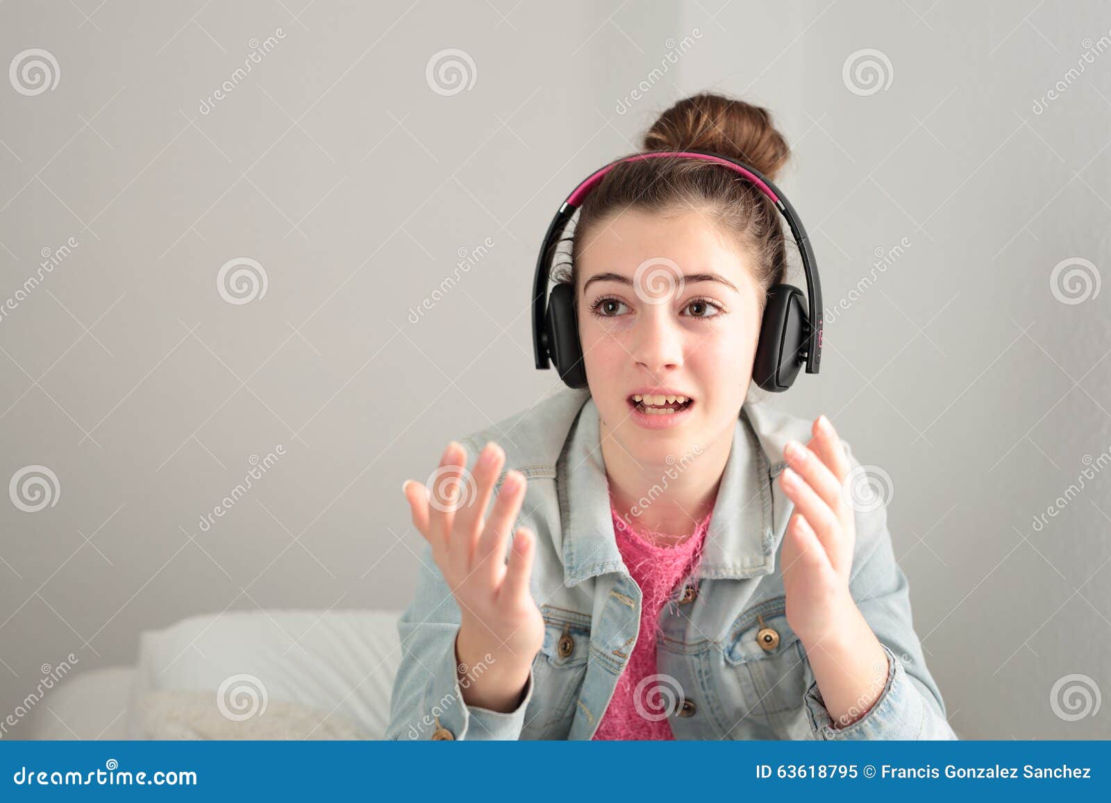 Песни которые слушают подростки. Умный подросток. Listen to Music teenager. Подросток слушает музыку в наушниках в комнате. Teenager Listening Music.