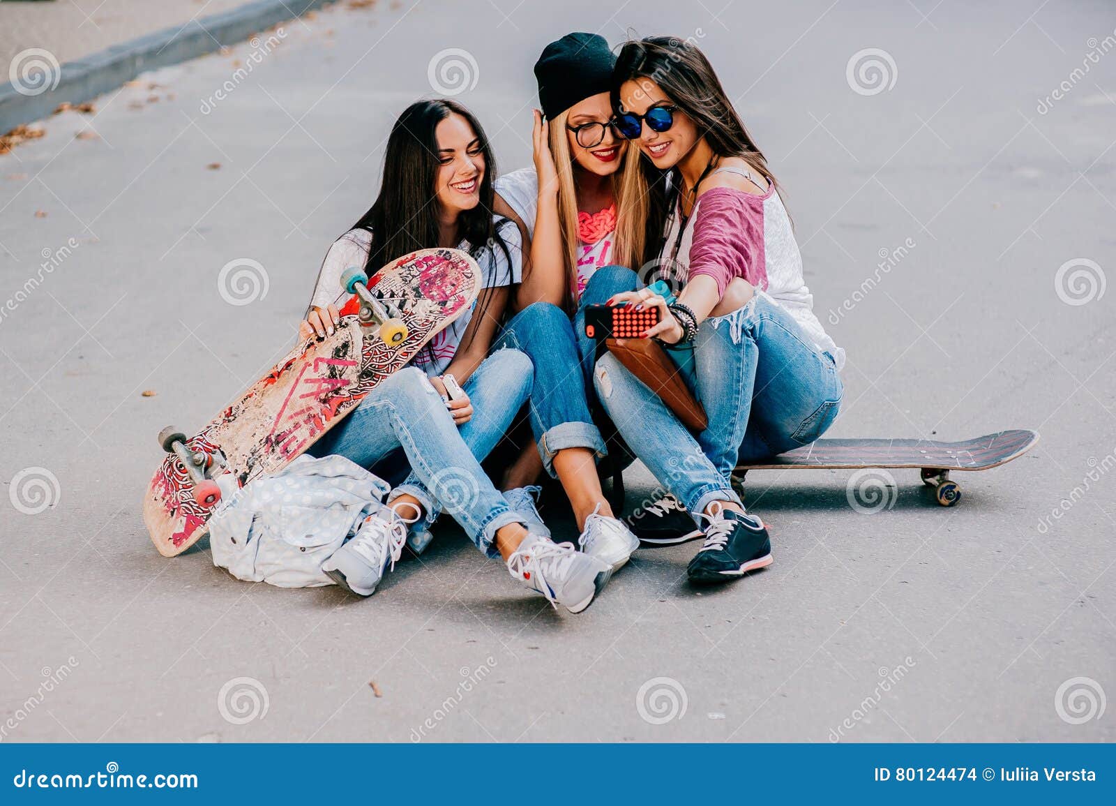 Жить с тремя девушками. Фото на обои для девочек 3 подруги современную. Подруги 3 сидят дома играются. Сценка для 3 подруг лëгкая. Девушки 3 подружки посередине брюнетка с короткой стрижкой.