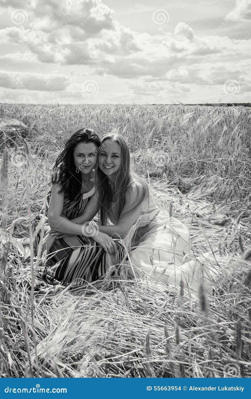 Friends in common. 2 Девушки в поле развлекаются. Картинки подруге в поле. Подружки 2 белье черно белое.