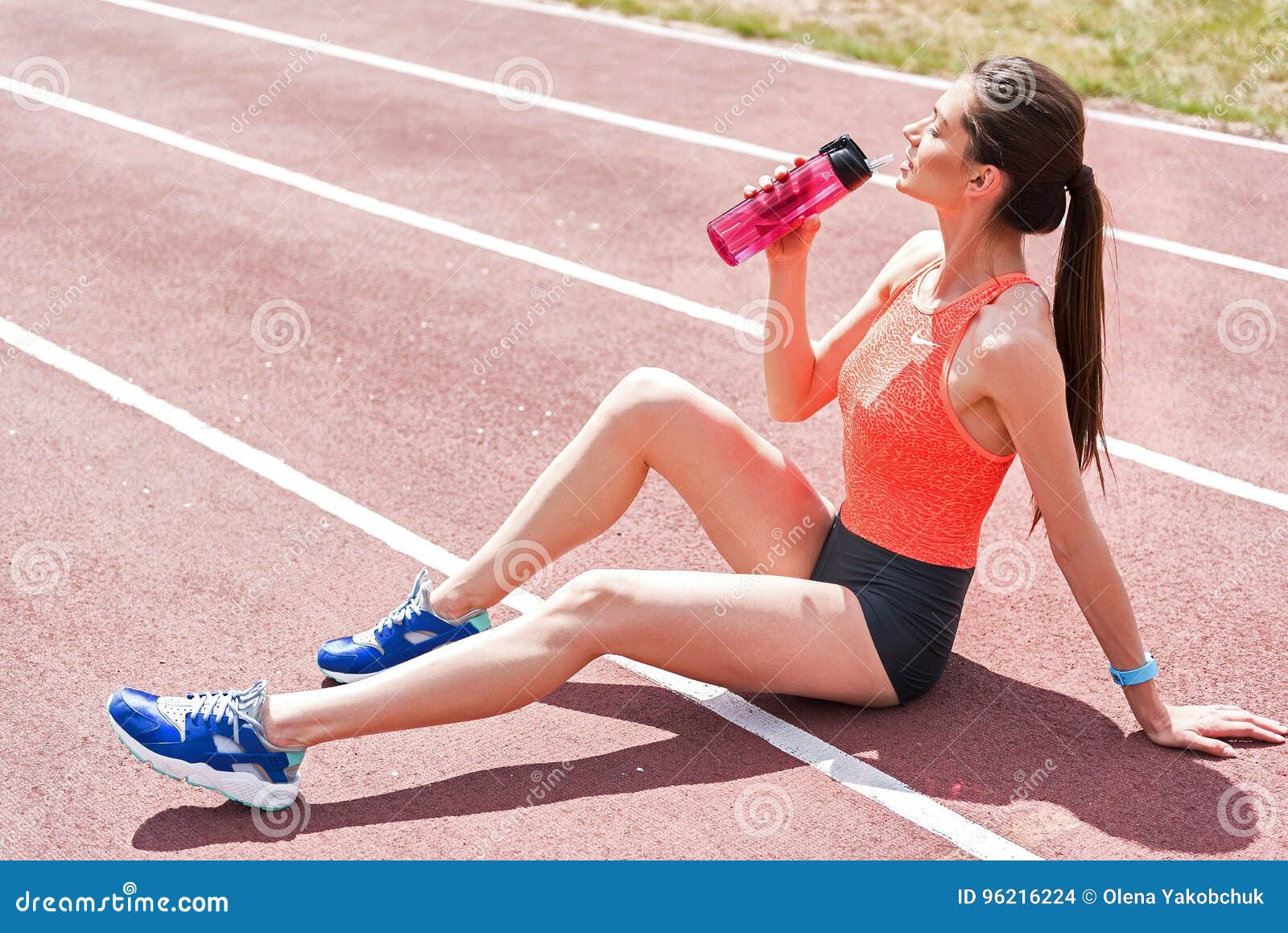 Fit me sport. Девушка после бега. Спортивные девушки после бега. Девушка сидит после пробежки. Уверенная девушка на пробежке.