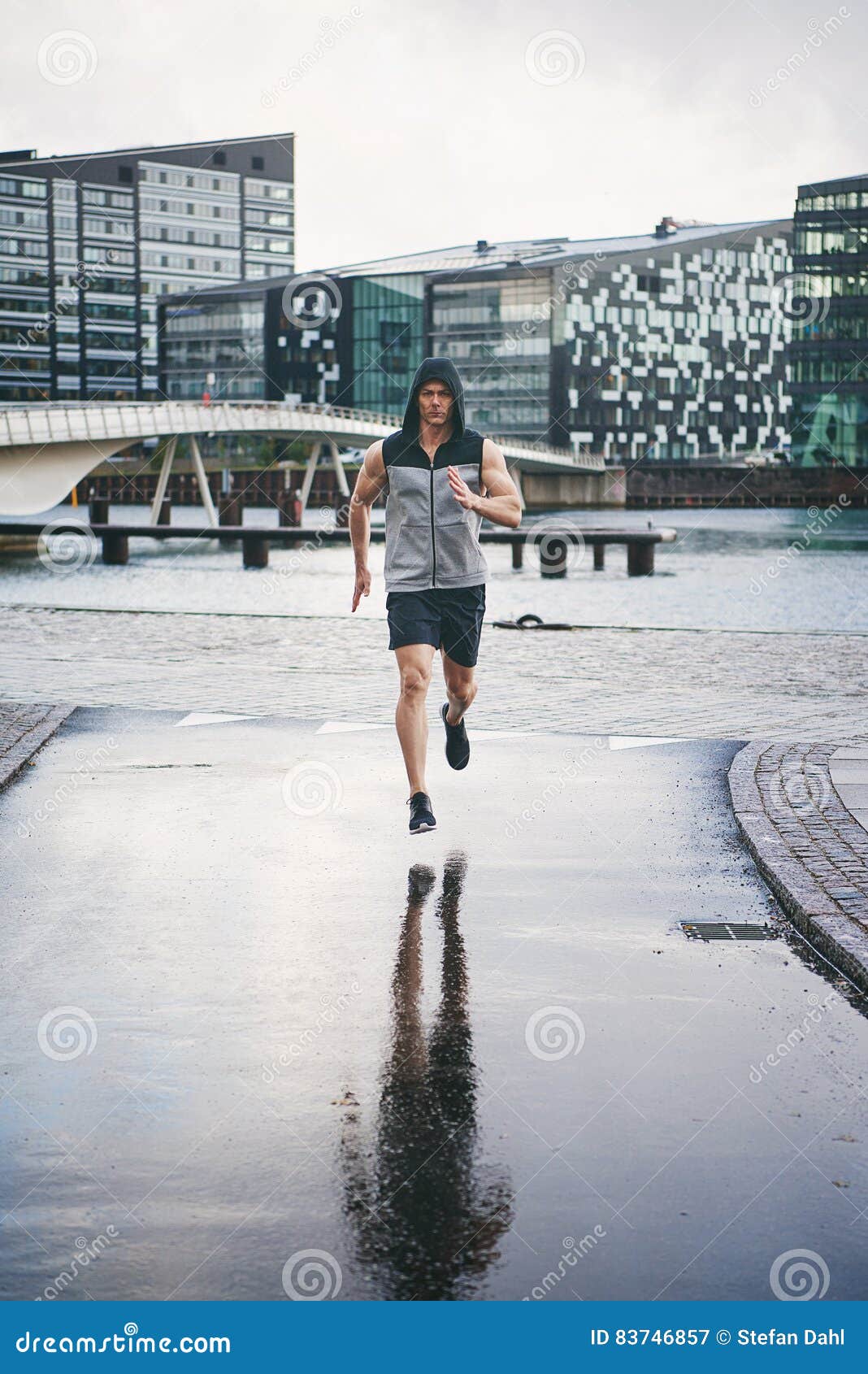Человек бежит под дождем. Человек бежит по улице. Бегаете ли в дождь. Бег под дождем. Бег в дождь.