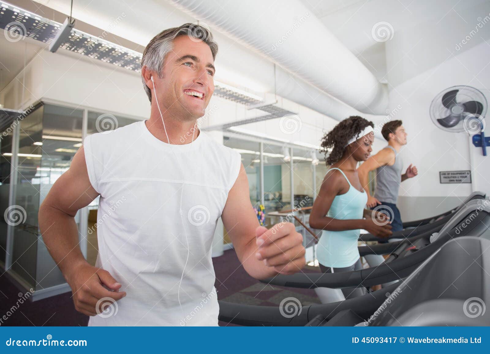 Идеально подходит для активных. Nitecore nup30. Спортивные люди. Nitecore bp25. Спортивные мужчина и женщина.