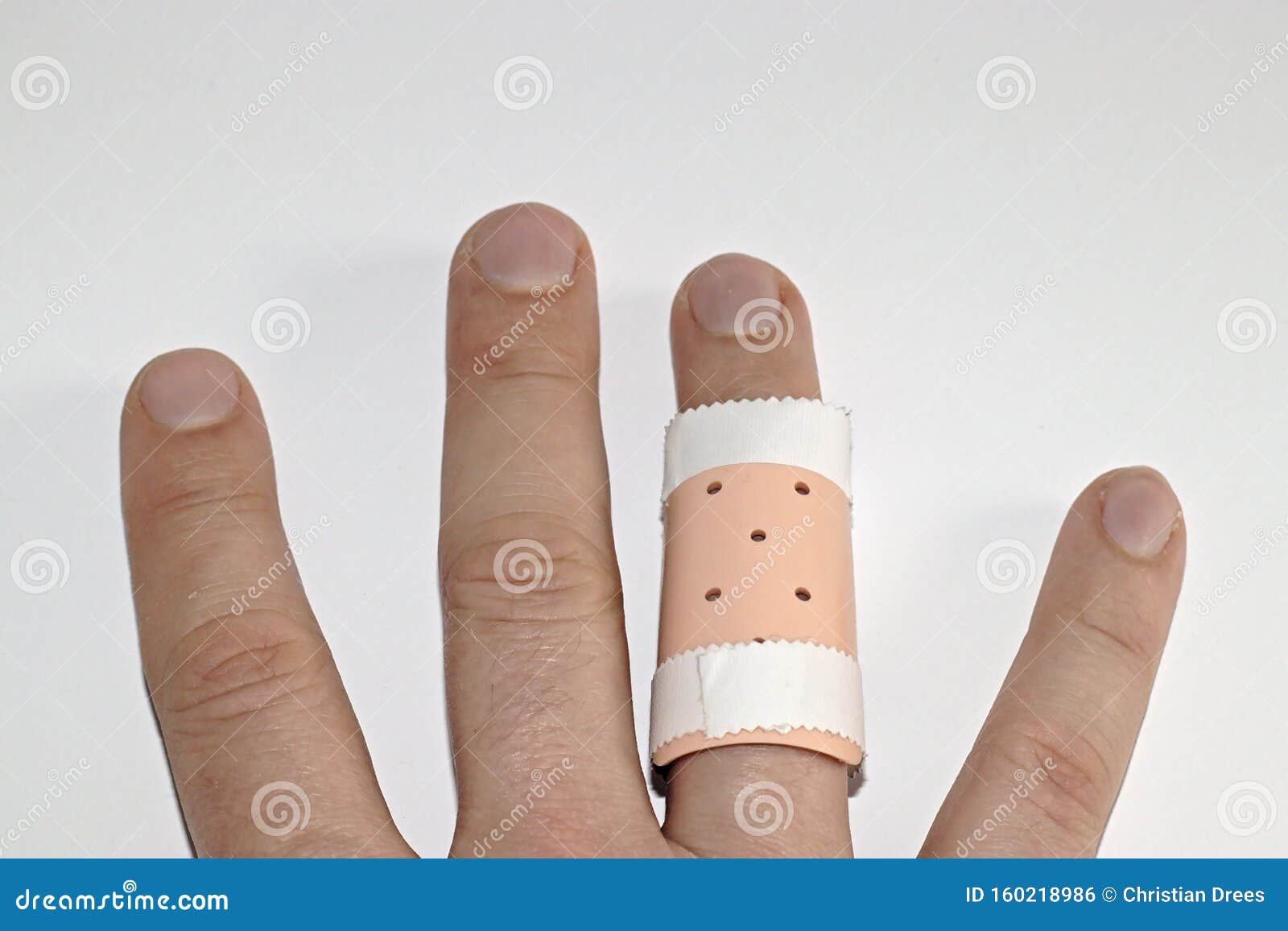 Кольцевой палец. English Newlyweds is worn on the Ring finger of the left hand..