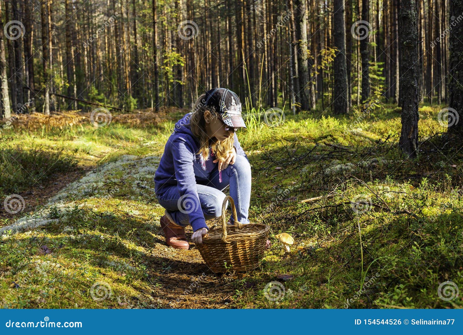 Девочка в лесу собирала грибы. Девушка собирает грибы в лесу. Девочка в лесу за грибами. Прогулка в лесу грибы. Девушки собирают грибы в осеннем лесу.