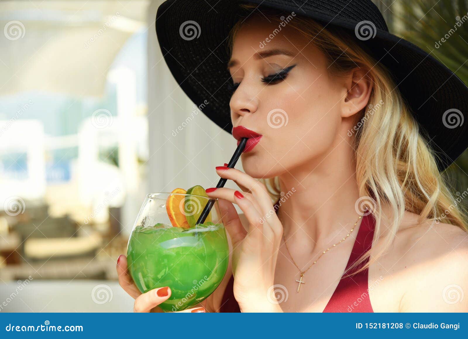 Девушка с коктейлем