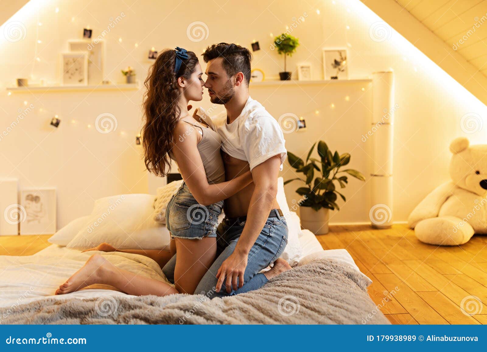 Молодая парочка занимается любовью в спальне