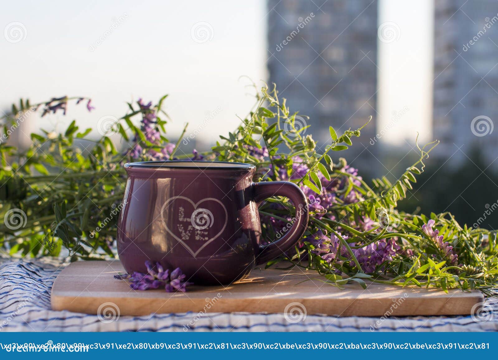 Прекрасный букет цветов в природе. Чашка с лиловыми Стоковое Изображение -  изображение насчитывающей диетпитание, завод: 188087549