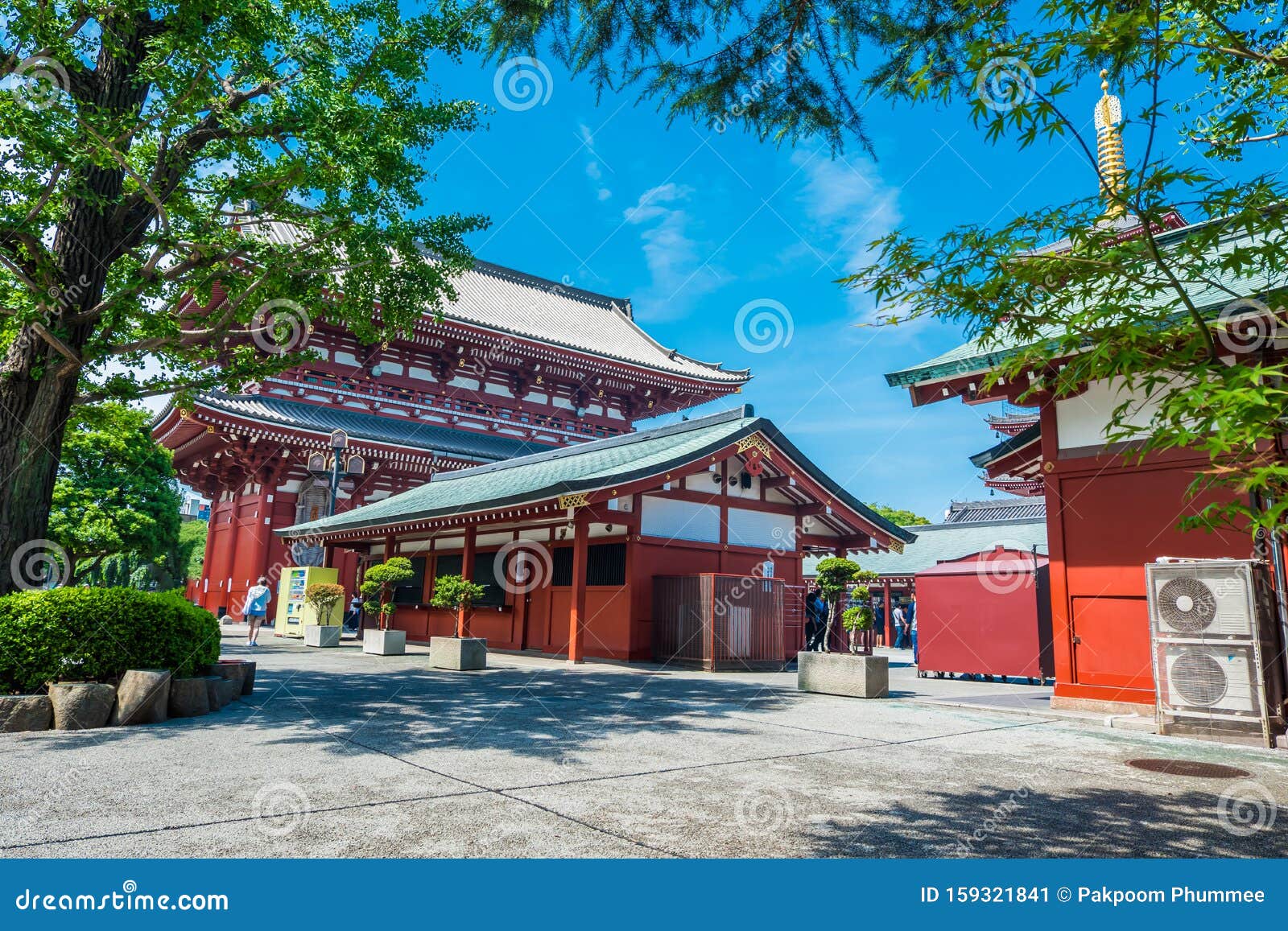 Прекрасный живописный храм Асакуса в храме Сенсодзи с большим красным  фонарем Сэнсози Редакционное Фото - изображение насчитывающей дневные,  висок: 159321841
