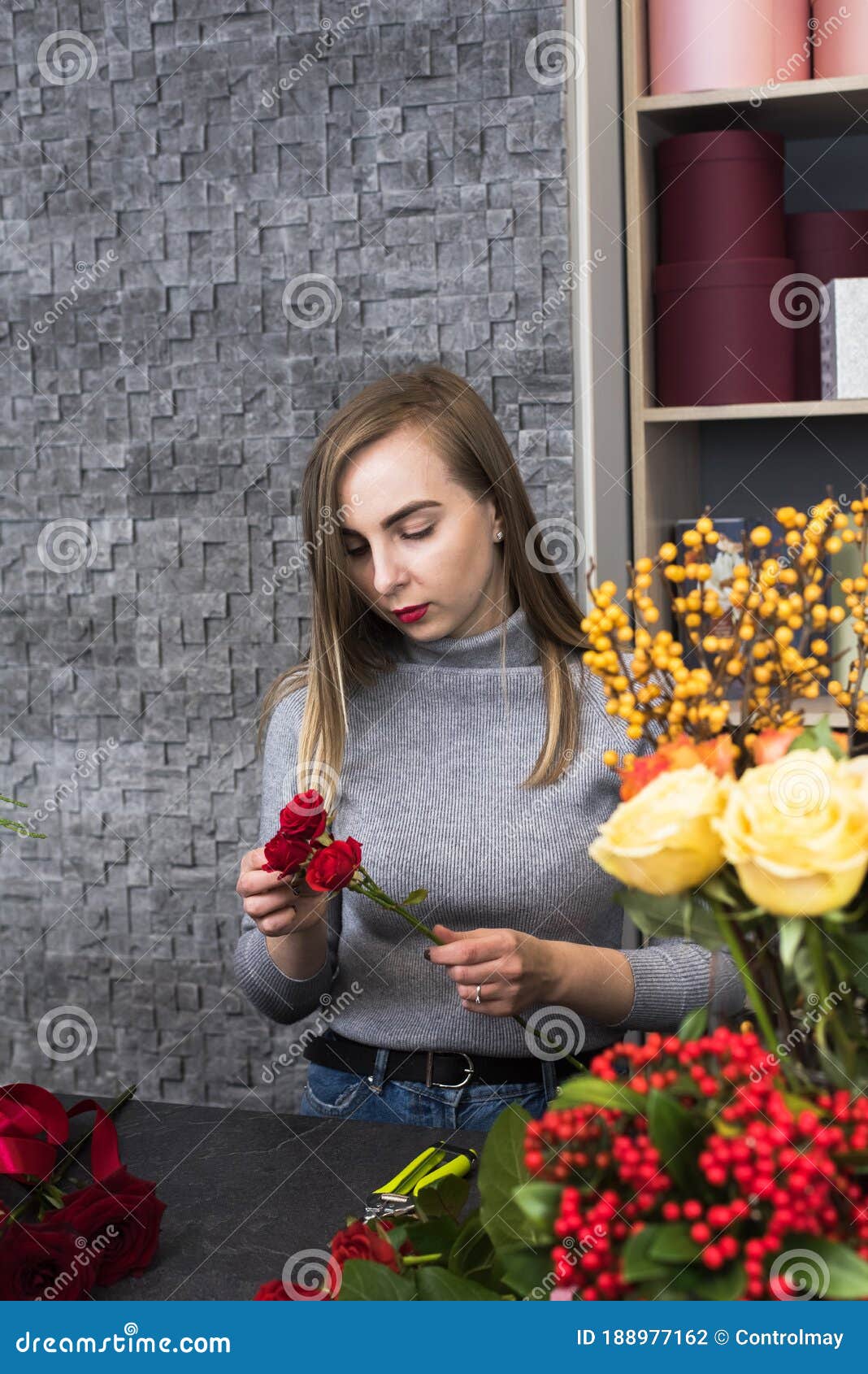 Блондинка в ванной с лепестками роз