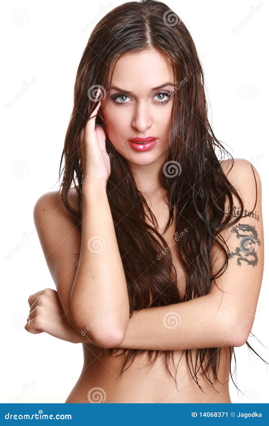 прелестно портрет волос девушки влажный Стоковое Изображение - изображение  насчитывающей влажно, молодо: 14068371