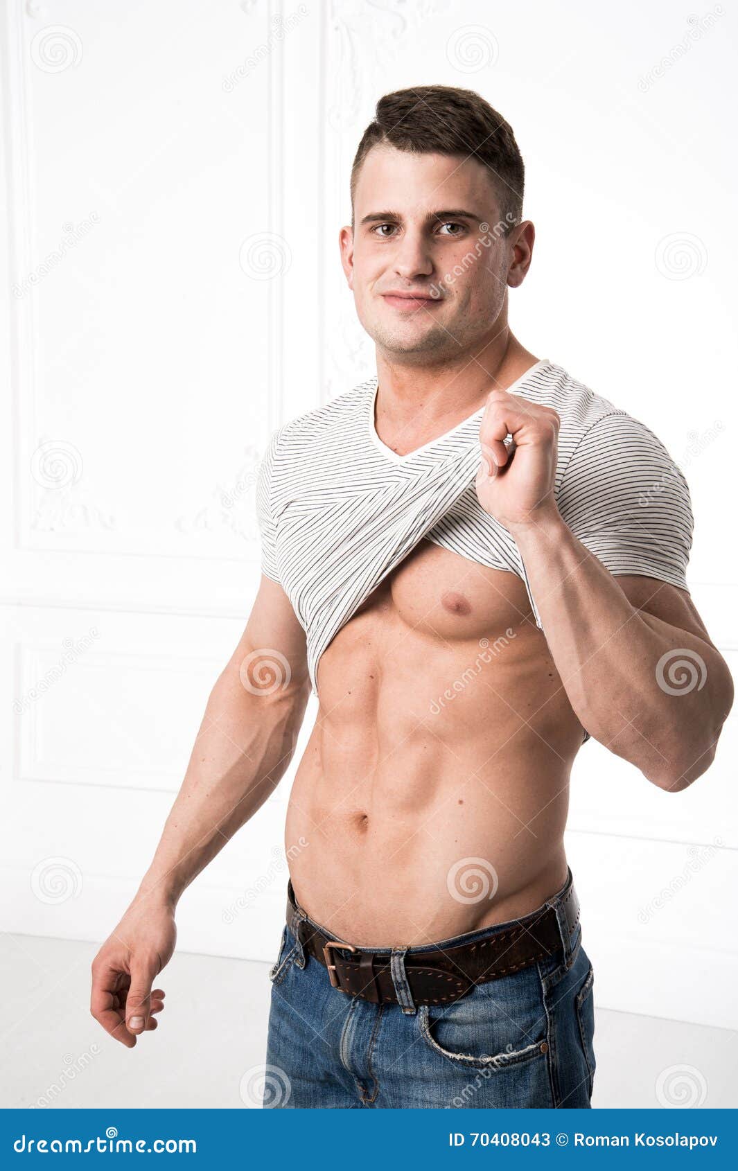 Парень задирает футболку. Поднимает футболку и показывает. Девушка поднялала майку. Девушка подняла майку. Девушка задрала майку.