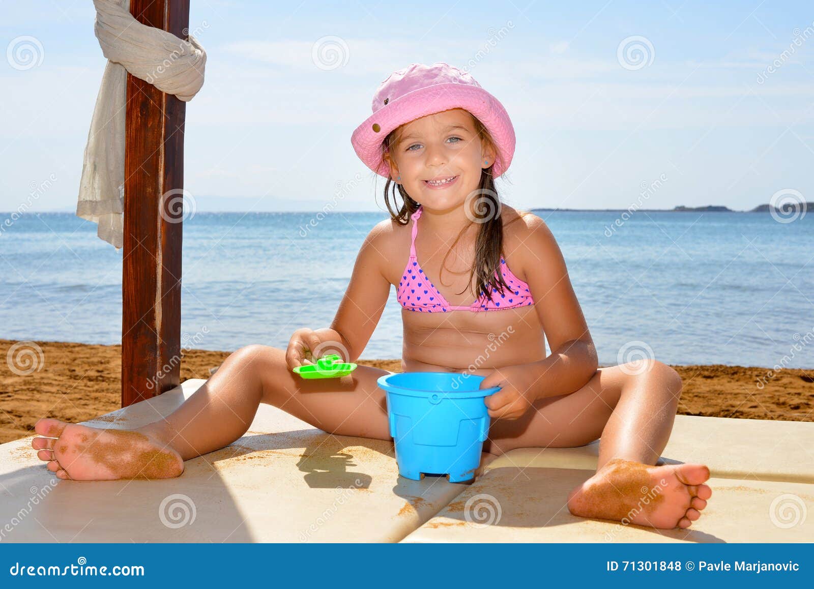 Дети девочки загорают. Человек в очках загорает. Дети девочки загорают. Загорелая девушка на пляже. Дети девочки загорают.