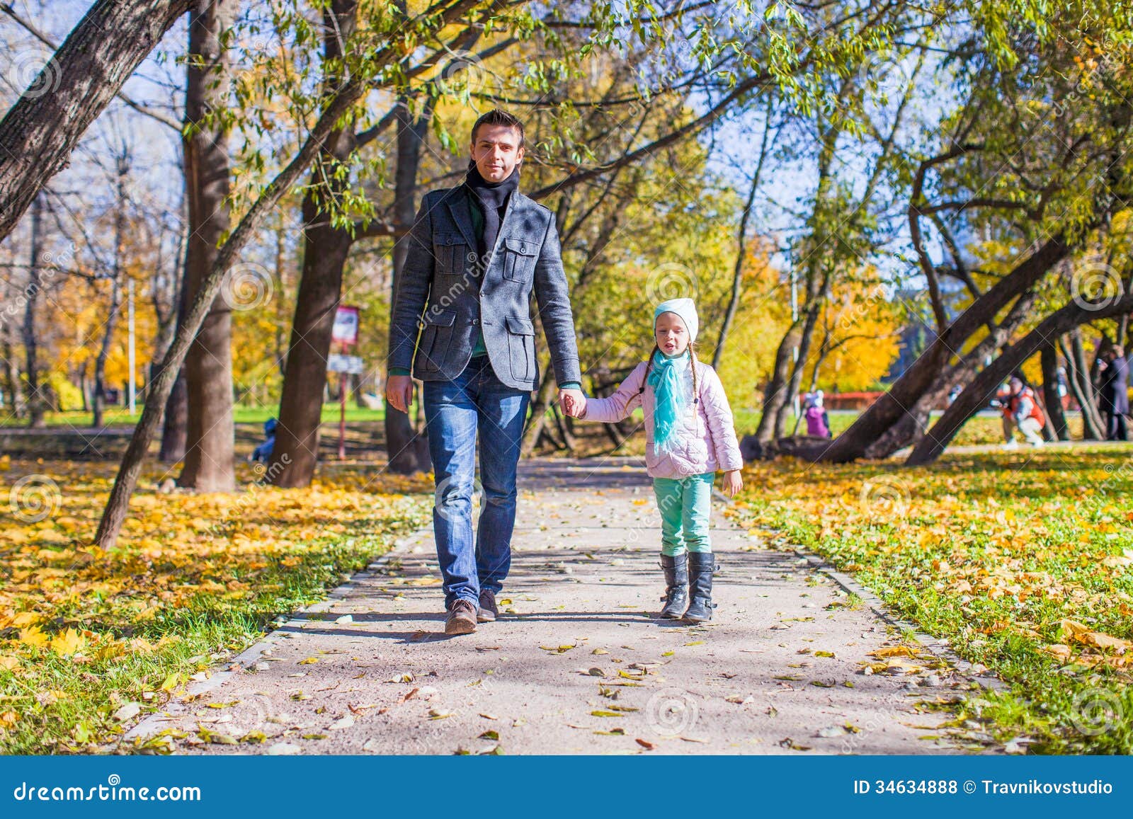 прогулка в парке с детьми. семья на прогулке. прогулка с папой мамой. прогулка в парке с детьми. родители с детьми гуляют в парке.