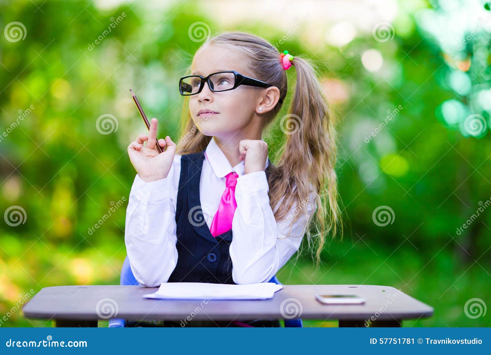 школьный буллинг. красивые первоклассницы. правильная девочка в школе. школьницы младших классов. маленькая девочка school.