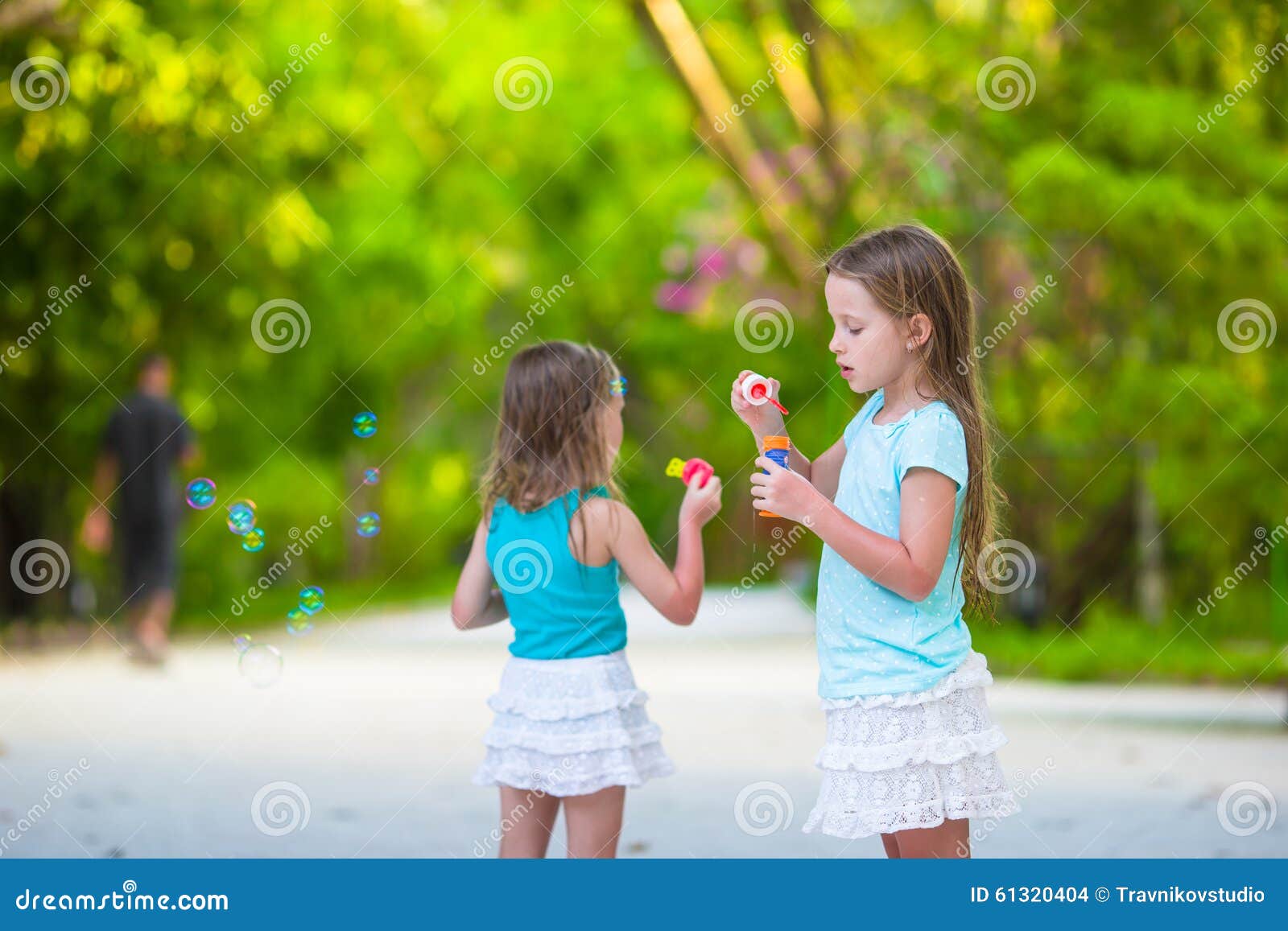 Играющие дети. Две девочки играют. Семья на детской площадке. Девочка играет с сестрой. Две девочки домино.