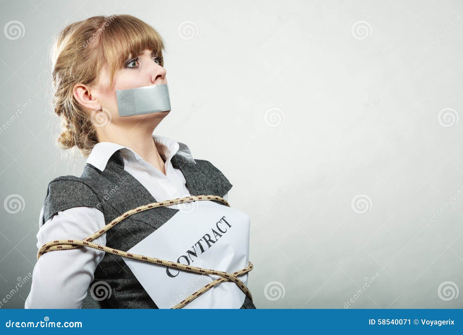 Как привязать себя к стулу и заклеить рот связанным тесьмой