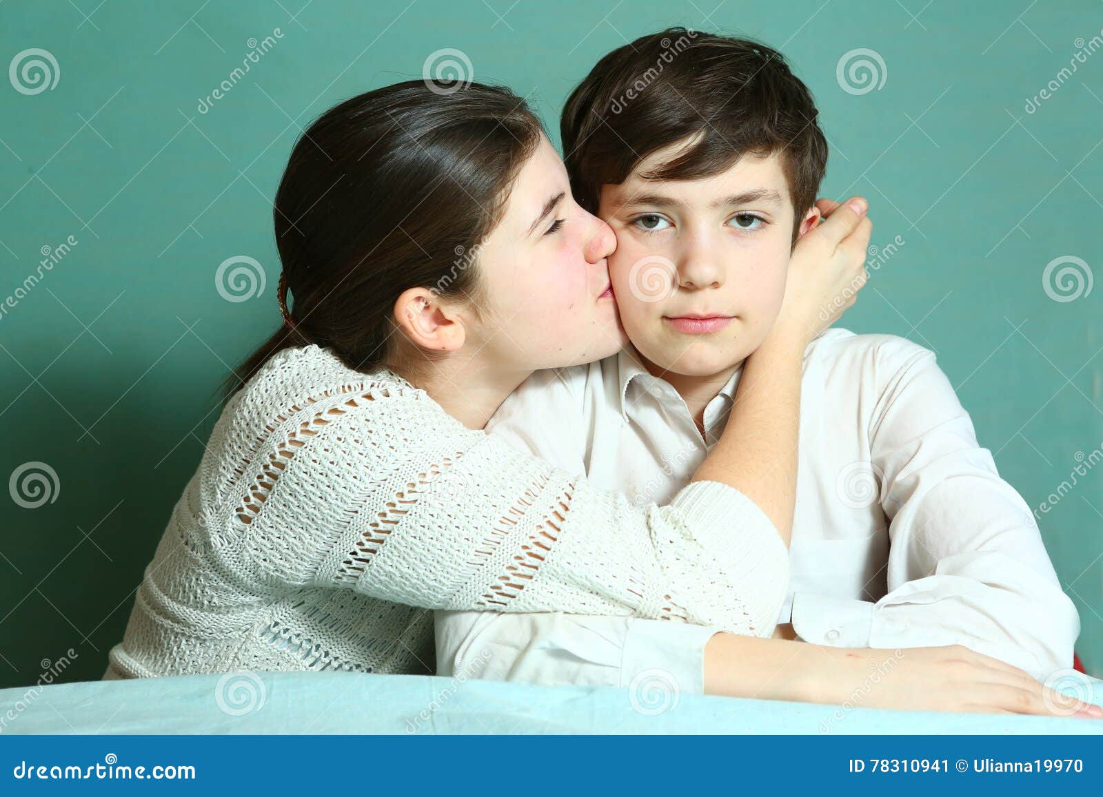 Прелюдия с сестрой. Прелюдии. Обнимаю сестру. Братик и сестричка в кровати. Прелюдия с сестрой.