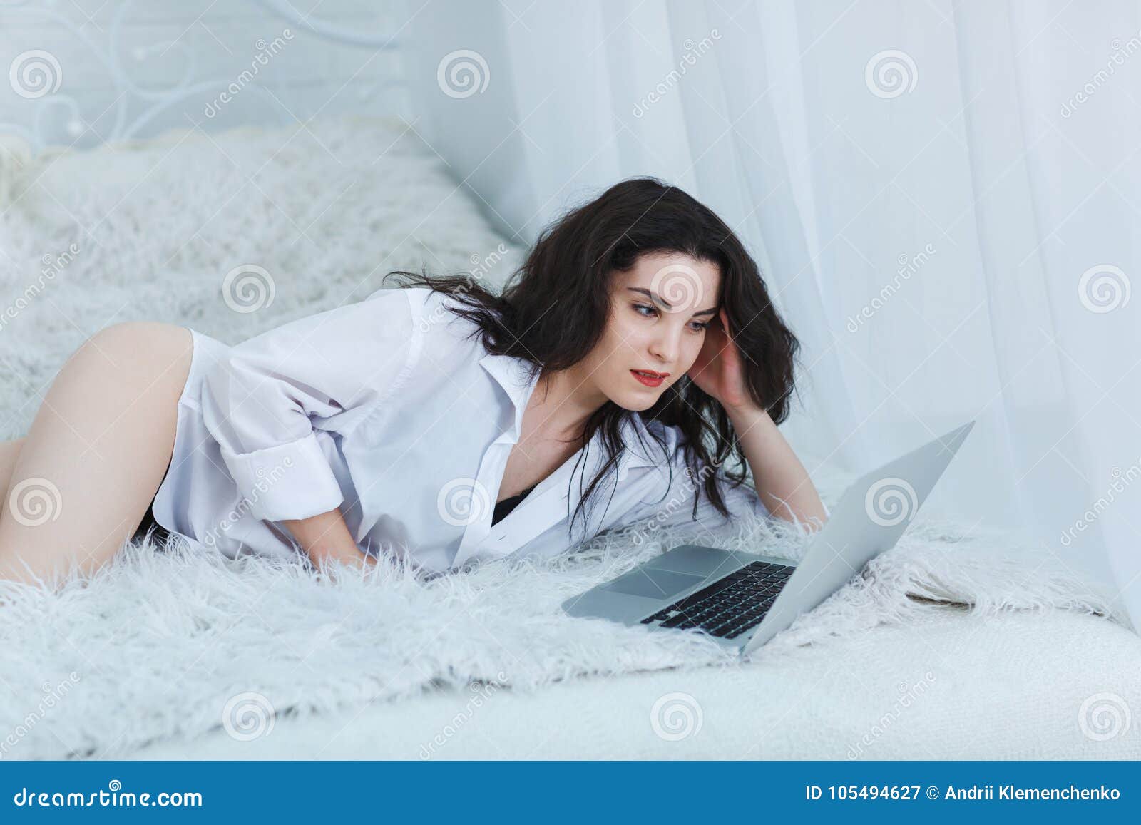 Девушка в положении валяется на кровати