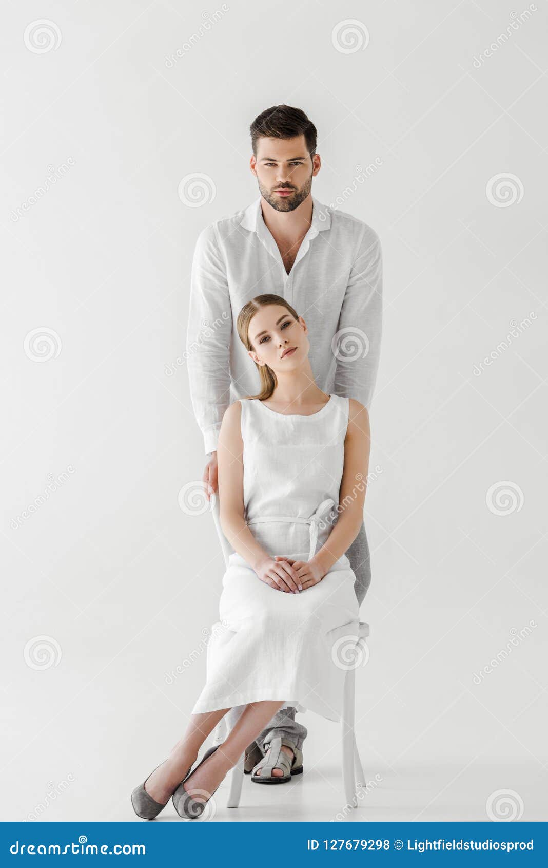 Девушка и мужчина в кресле. Люди на скамейке в парке. Парень с девушкой в парке на лавочке. Парень опирается на диван. Парень и девушка на скамейке.