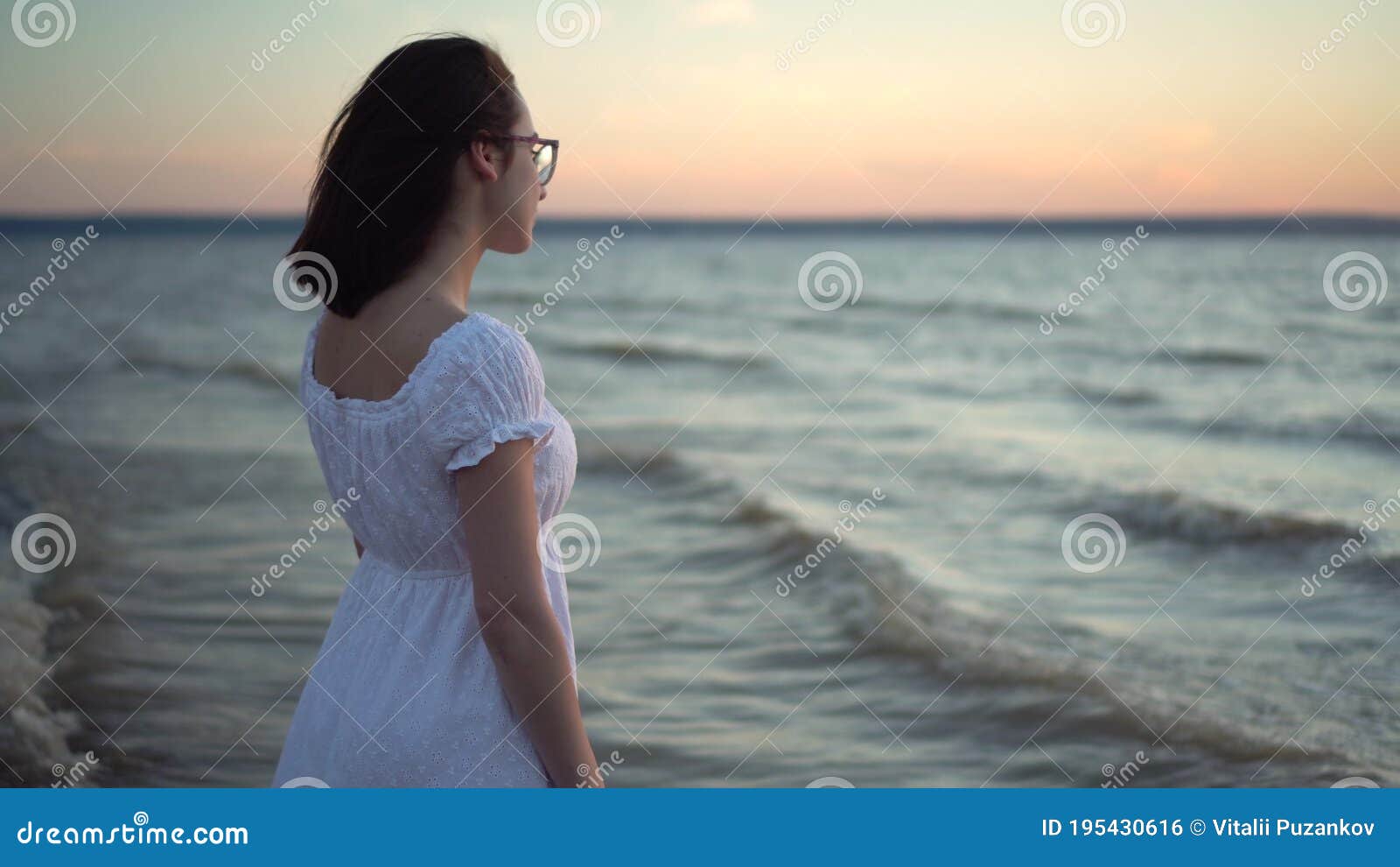Девушка На Берегу Моря Спиной Фото