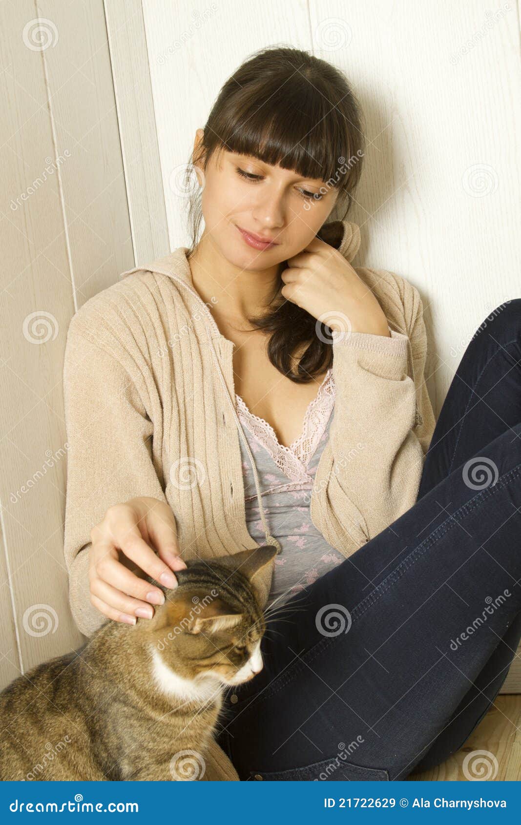 Девушка гладит кота