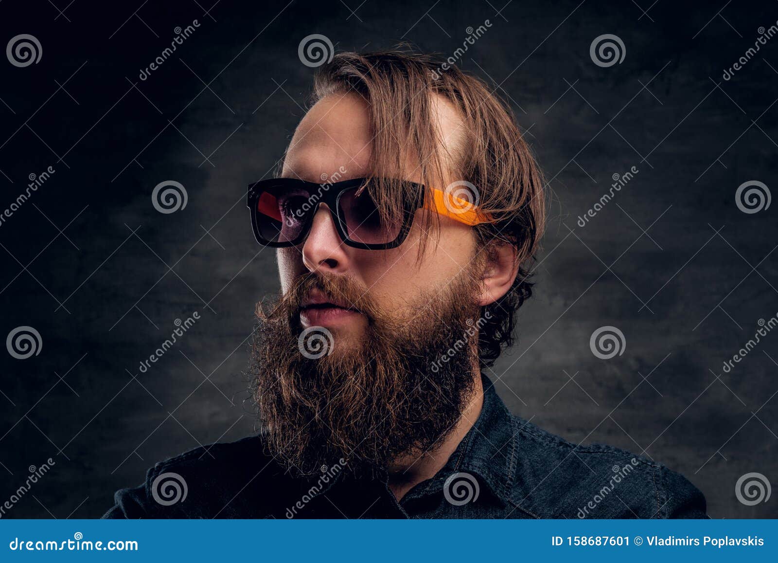 Привлекательный бородатый человек в солнцезащитных очках над темным фоном Стоковое Изображение - изображение насчитывающей стрижка, современно: 158687601
