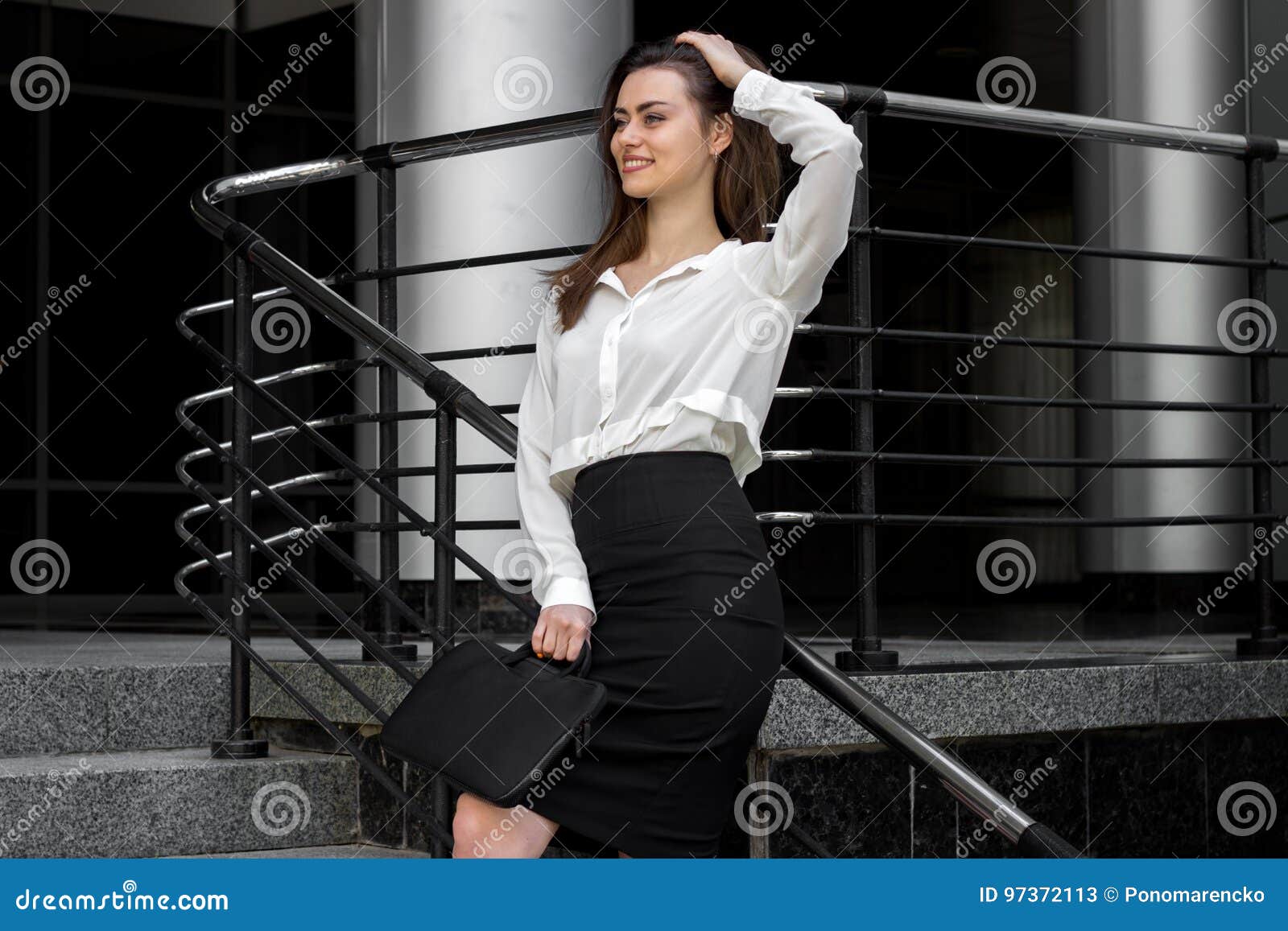 Carla ossa офисный стиль. Karina tikhonovskaya карина тихоновская. девушка в юбке в полный рост. белая блузка. белая блузка, черная миниююка.