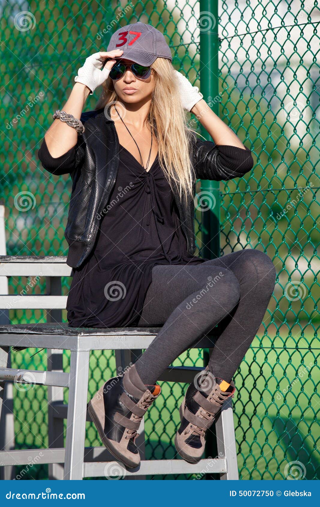 Привлекательная блондинка в солнечных очках и бейсбольной кепке Стоковое Фото - изображение насчитывающей красивейшее, яркое: 50072750