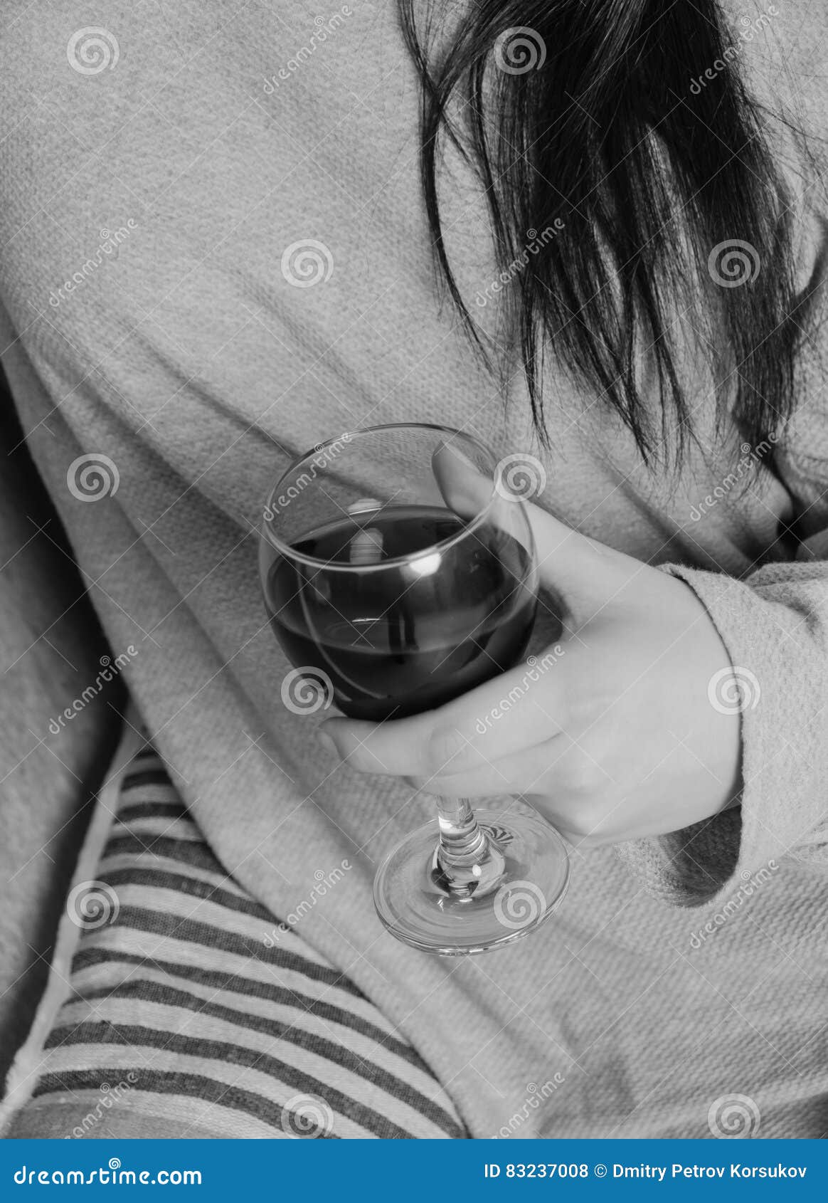 Вино в руке. Бокал вина в руке. Текст песни xo. Ее бокал полон она скрывает свое. Ее бокал полон она скрывает свое.