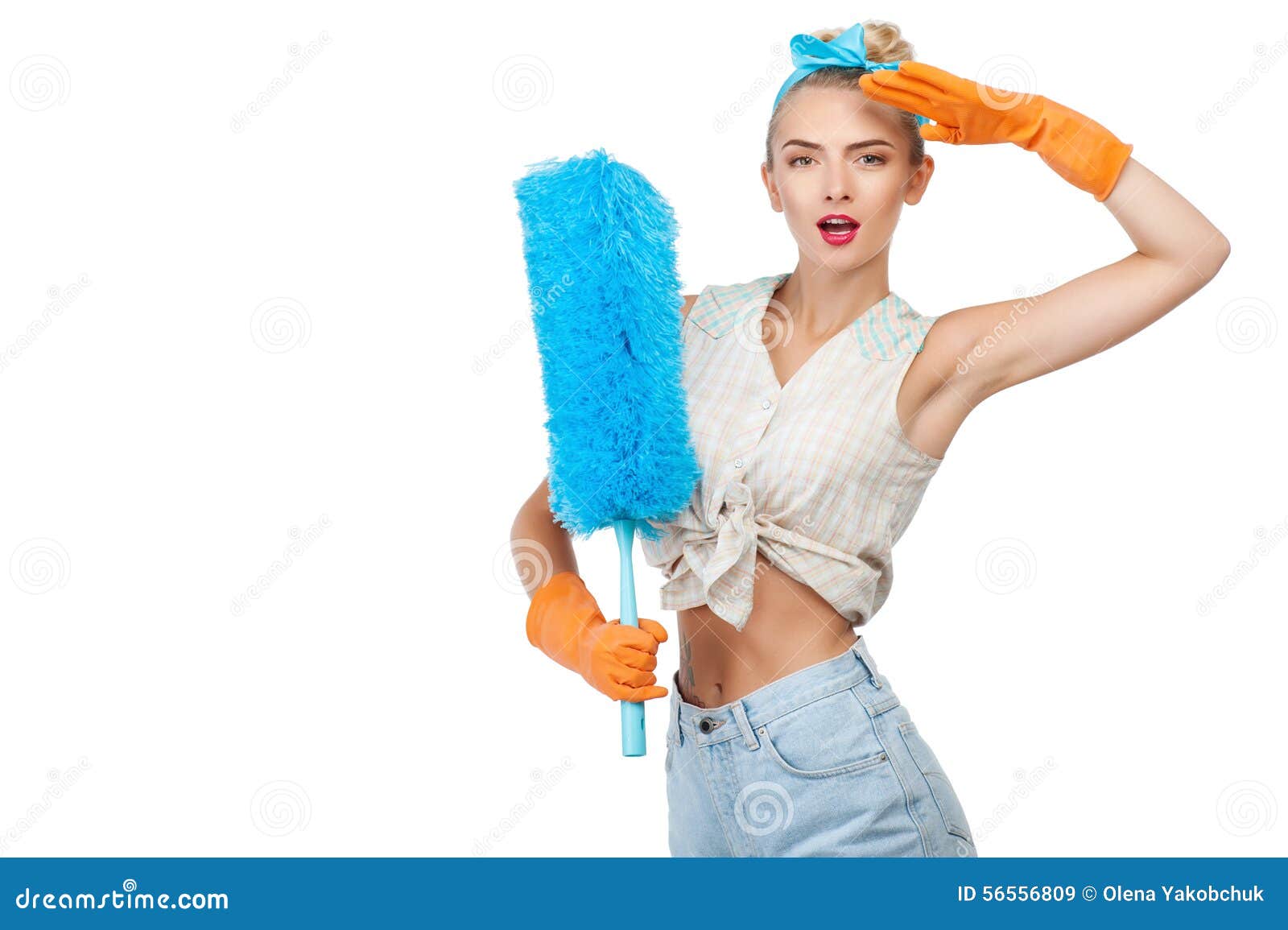 Протирать пыль. Мама вытирает пыль. Смахивать пыль с мебели. Девушка смахивает пыль. Daniel didn't clean the room.