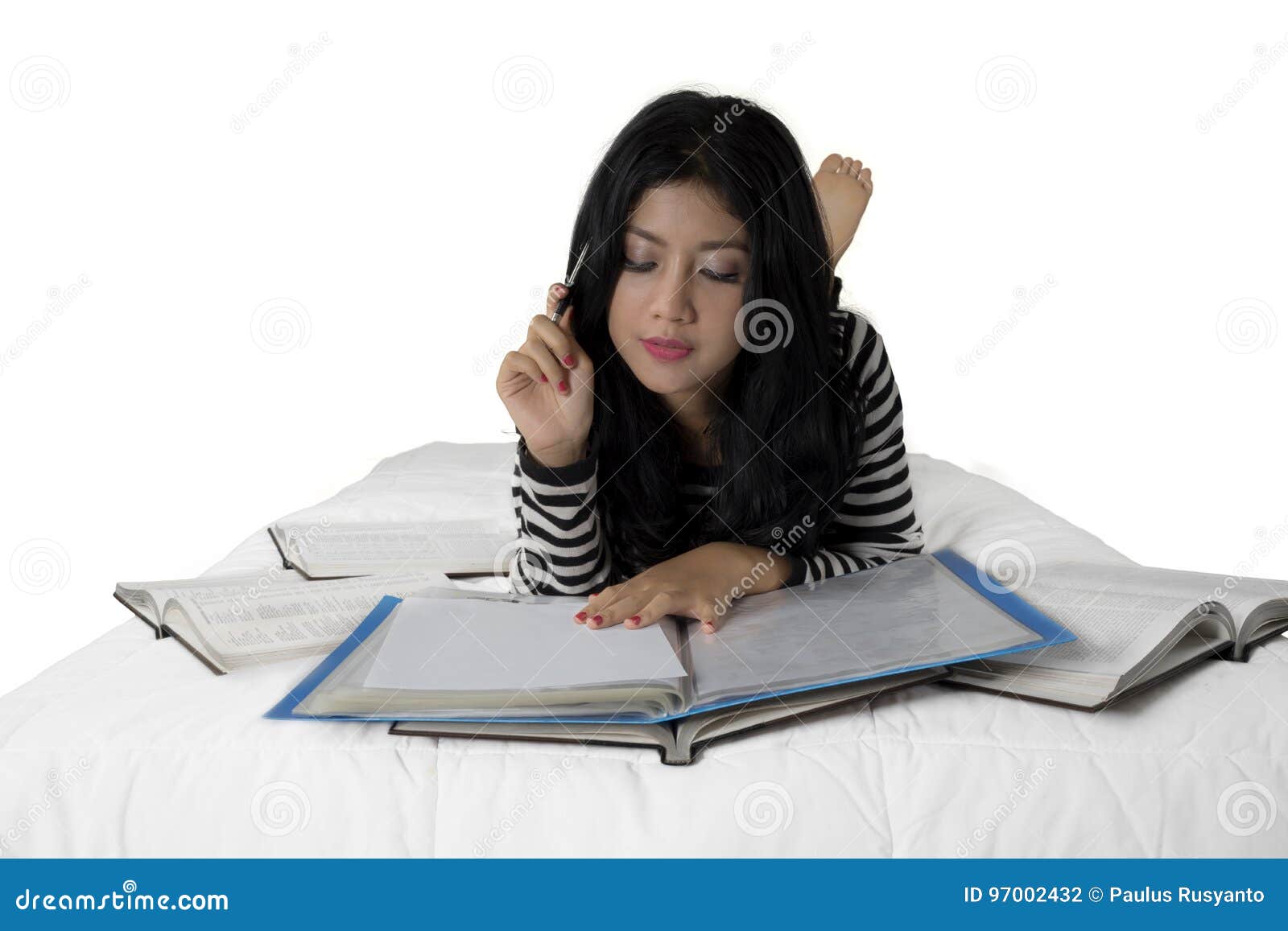 Студентка на белоснежной кровати