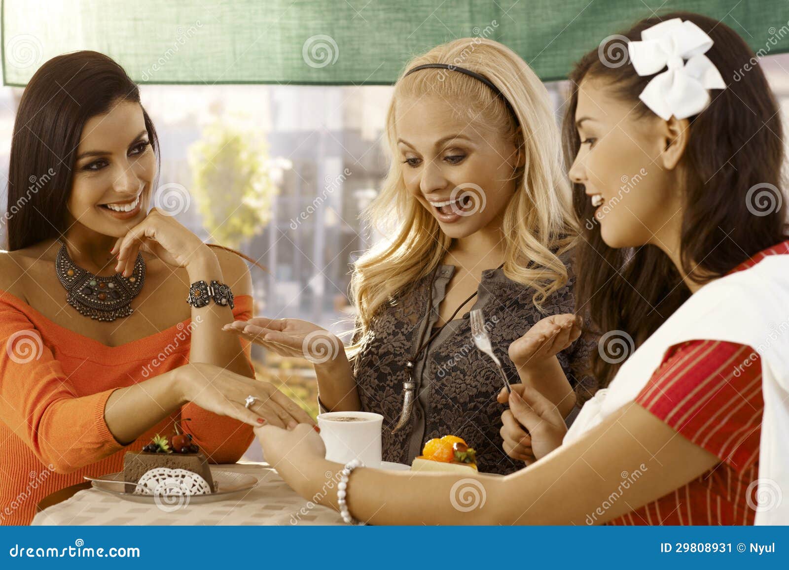 Хвастливый человек. Подруги хвастаются маникюру. Хвастовство фото. Подружки завидуют. Токсичная подруга.