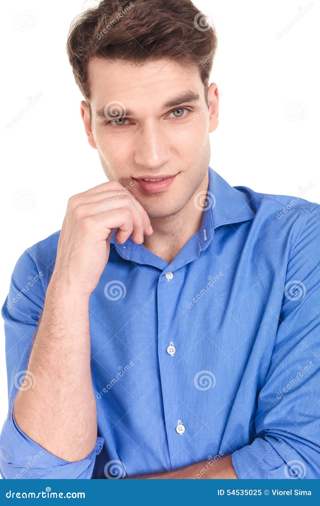 человек держит подбородок. портрет держит подбородок. мужчина подпирает подбородок. человек думает рука у подбородка. мужчина подпирает подбородок.